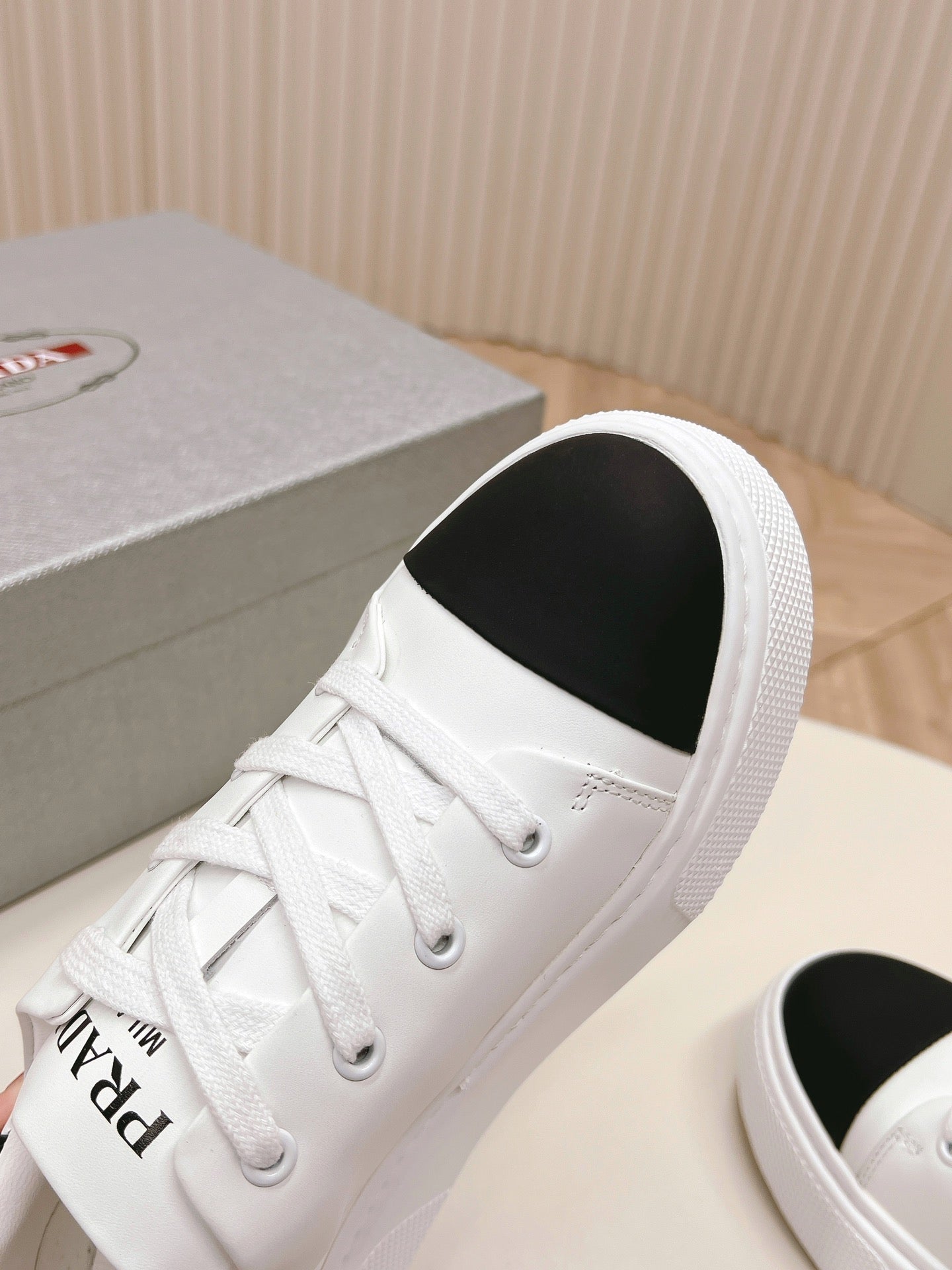PRA LOGO OUTLET BASIC SNEAKERS WHITE AND BLACK TOE CALFSKIN - 35