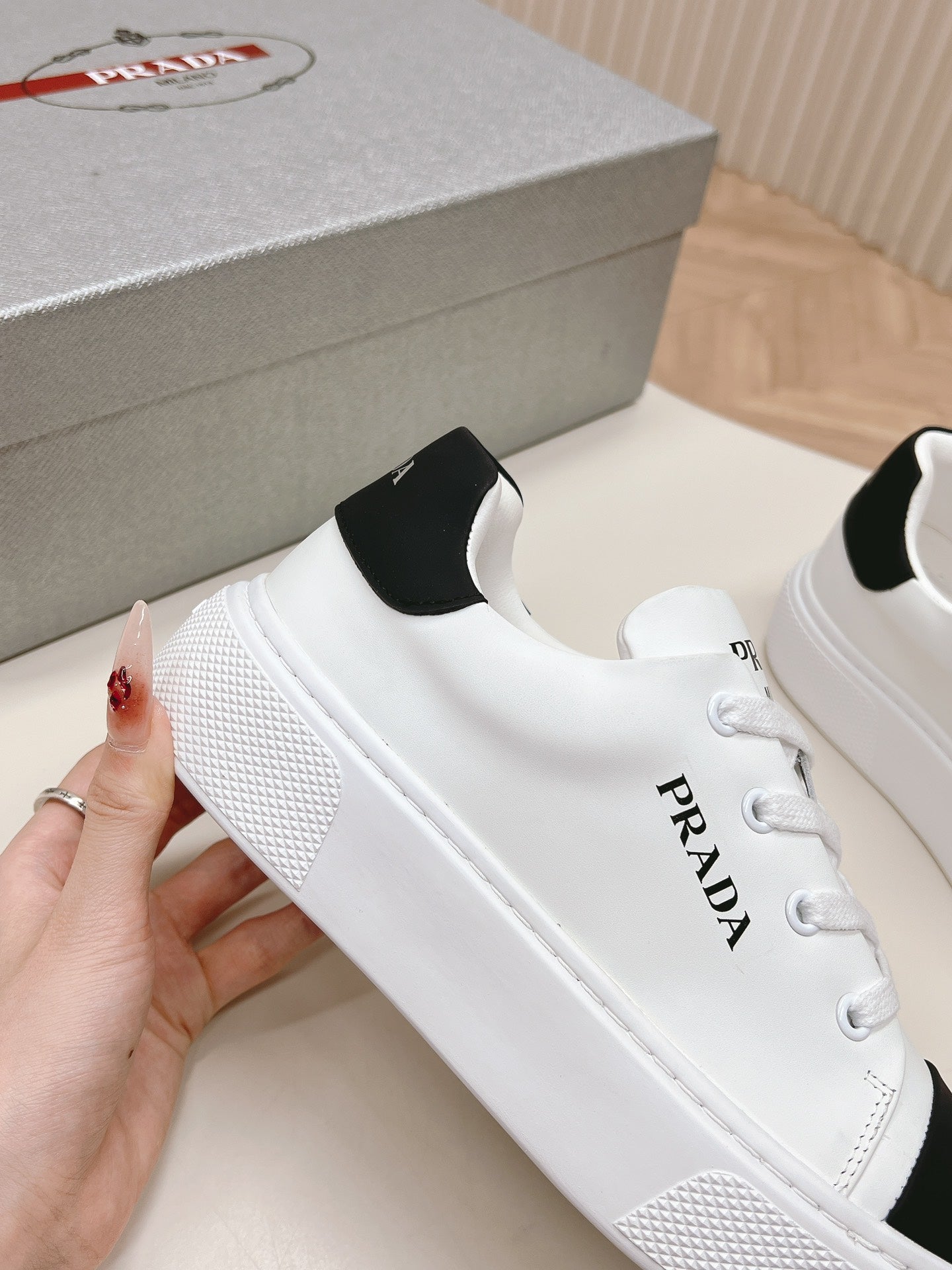 PRA LOGO OUTLET BASIC SNEAKERS WHITE AND BLACK TOE CALFSKIN - 35