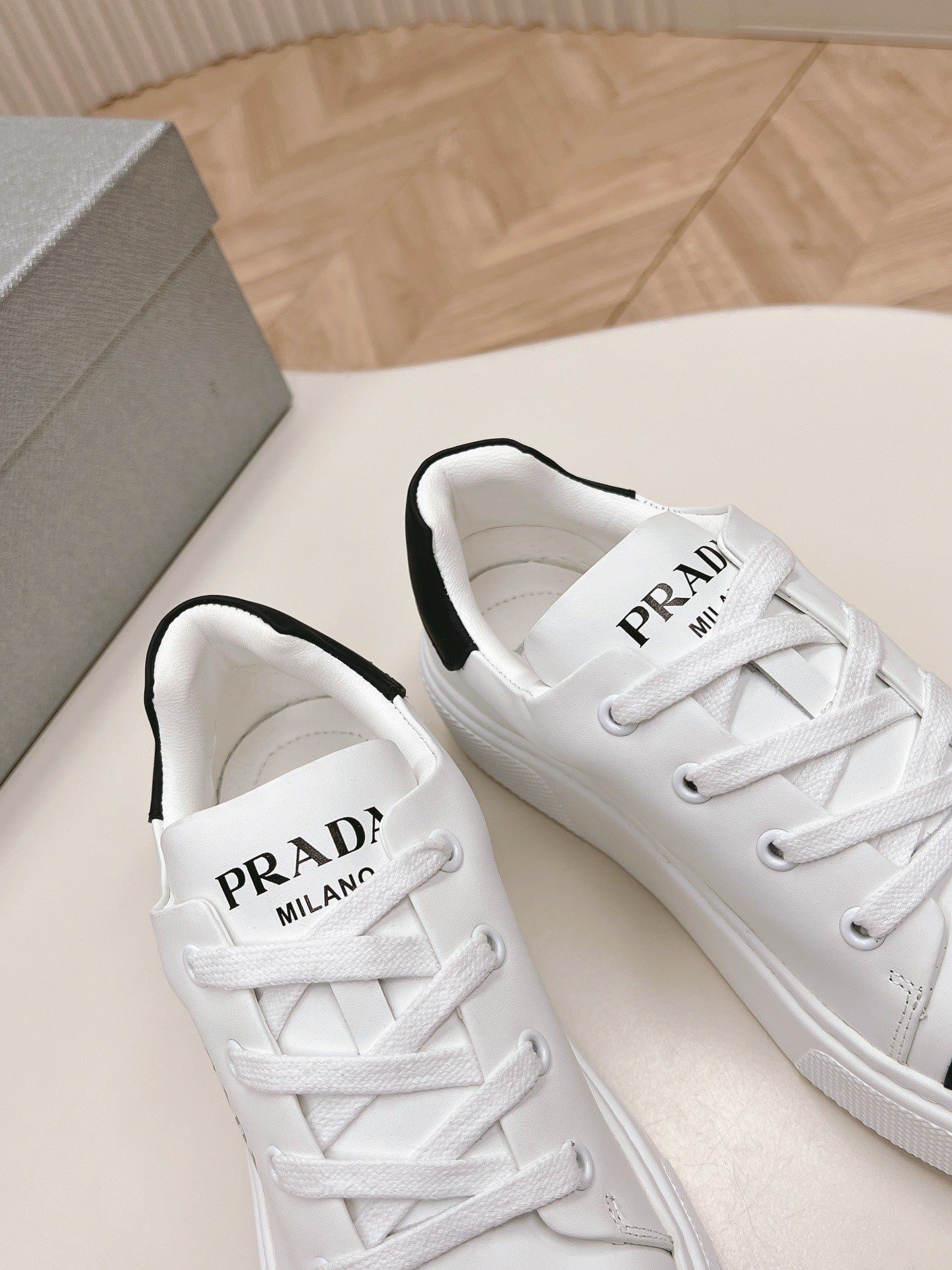PRA LOGO OUTLET BASIC SNEAKERS WHITE AND BLACK TOE CALFSKIN - 35