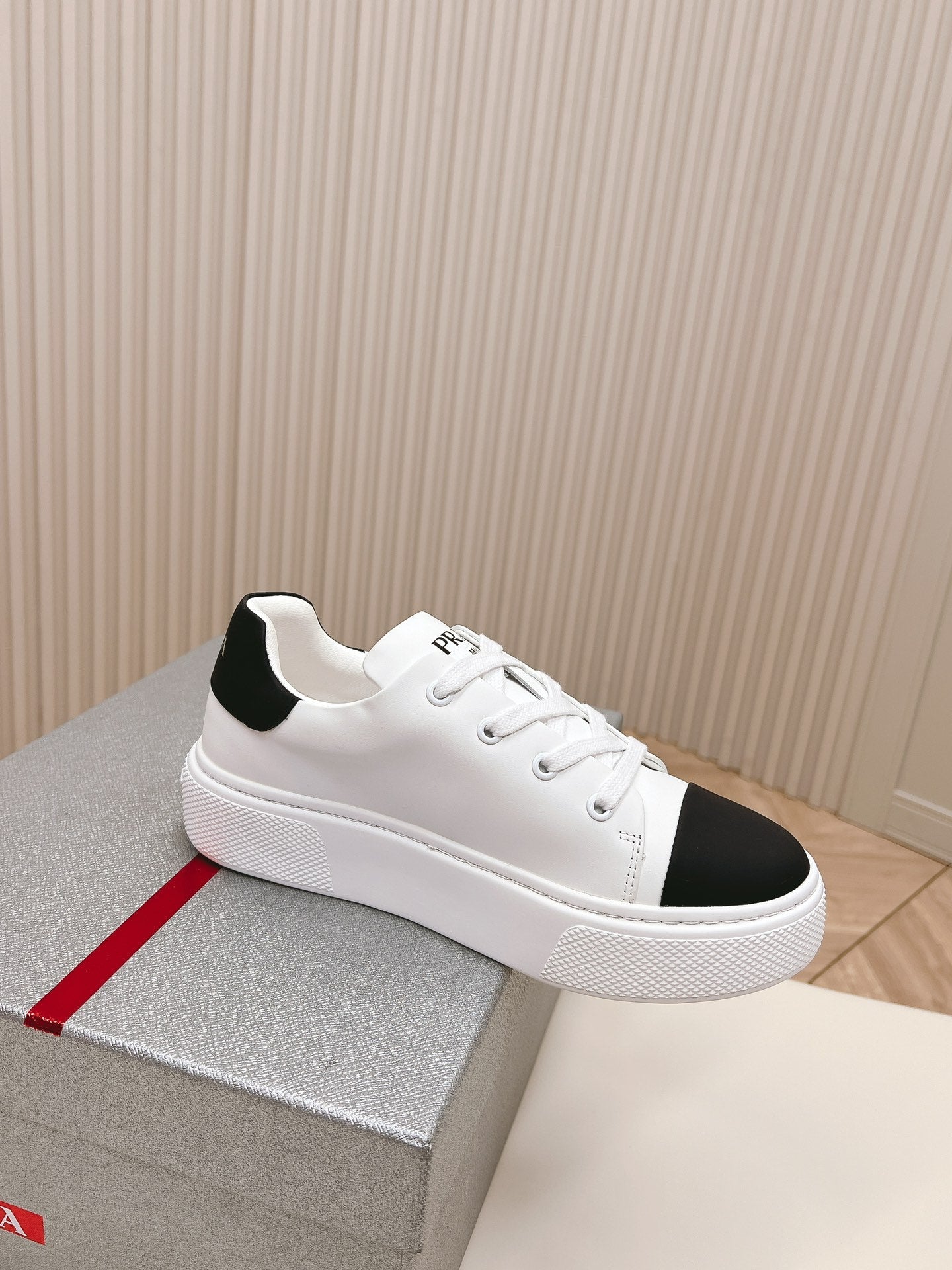 PRA LOGO OUTLET BASIC SNEAKERS WHITE AND BLACK TOE CALFSKIN - 35