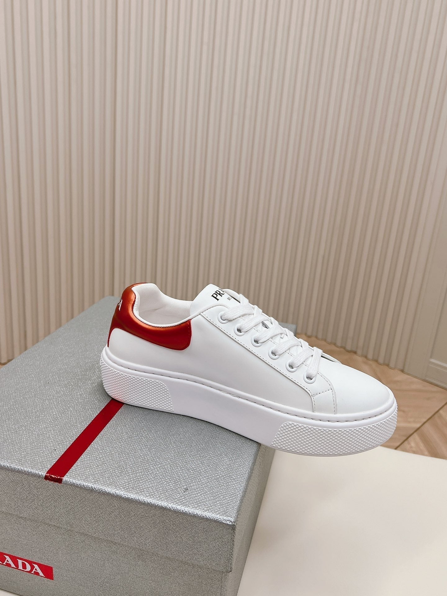 PRA RETRO SNEAKERS WHITE AND CRIMSON CALFSKIN - 35