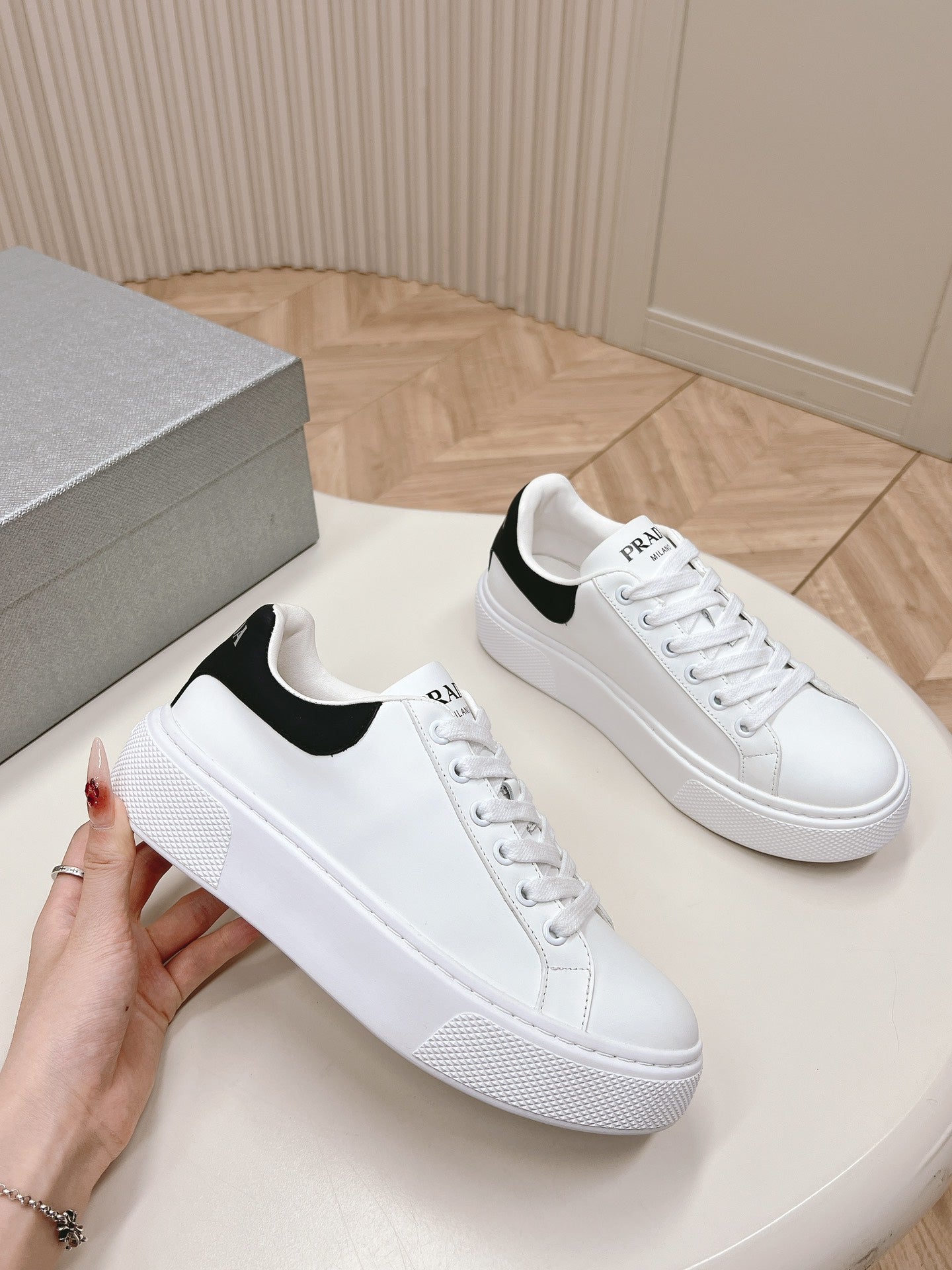 PRA RETRO SNEAKERS WHITE AND BLACK CALFSKIN - 35