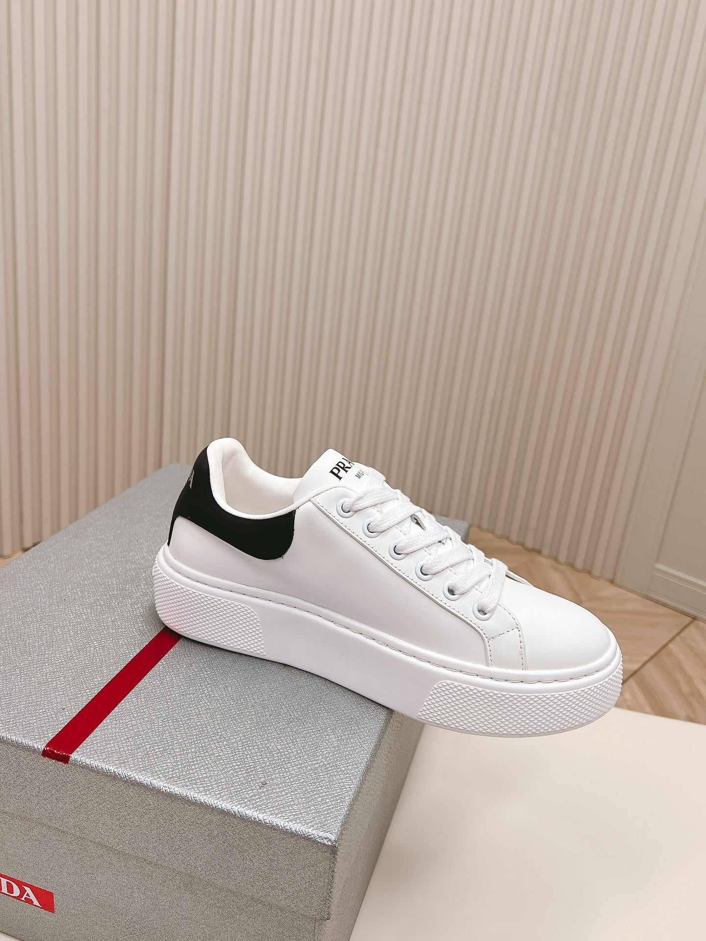 PRA RETRO SNEAKERS WHITE AND BLACK CALFSKIN - 35