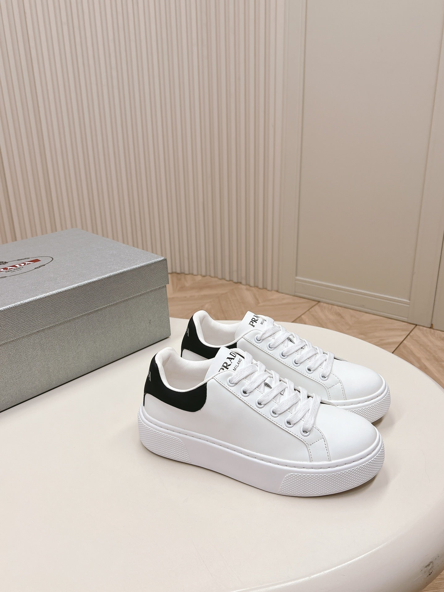 PRA RETRO SNEAKERS WHITE AND BLACK CALFSKIN - 35