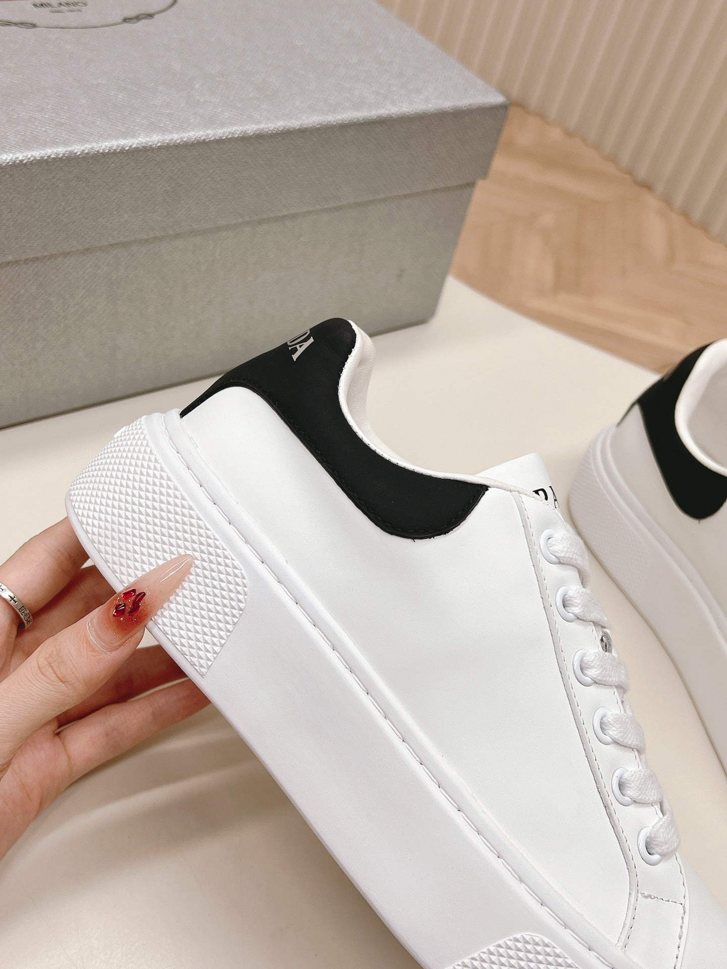 PRA RETRO SNEAKERS WHITE AND BLACK CALFSKIN - 35