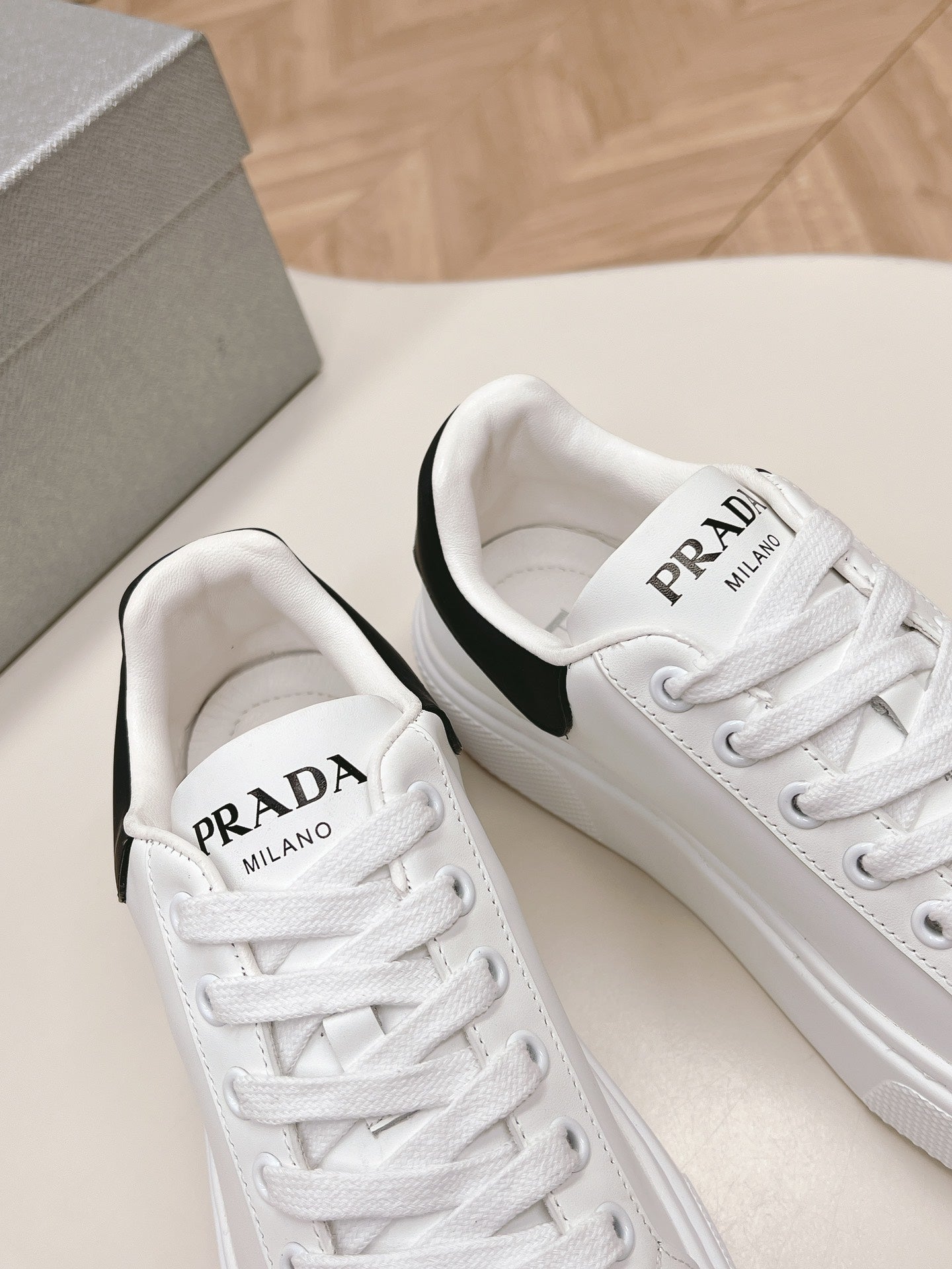 PRA RETRO SNEAKERS WHITE AND BLACK CALFSKIN - 35