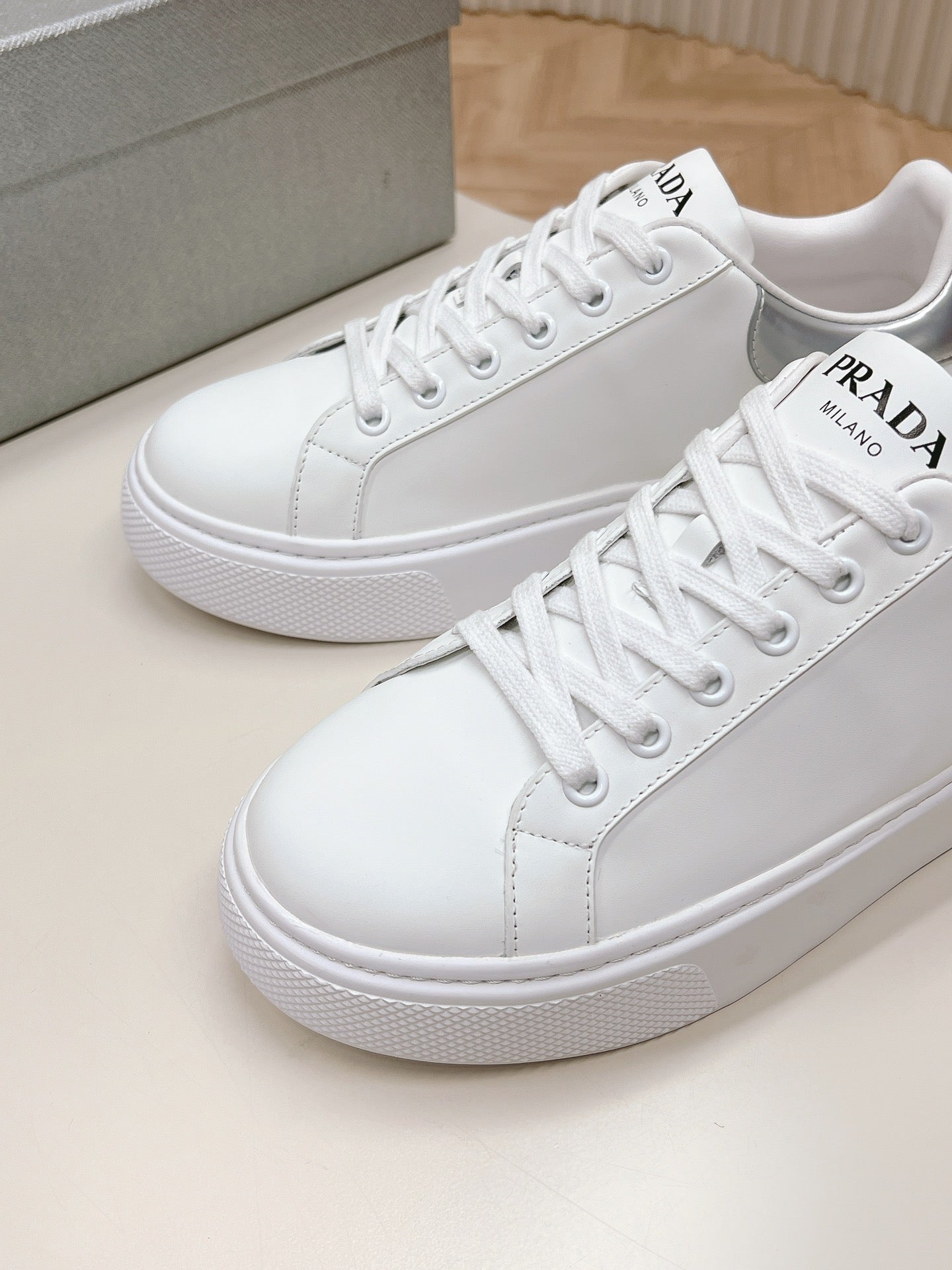 PRA RETRO SNEAKERS WHITE AND GRAY CALFSKIN - 35