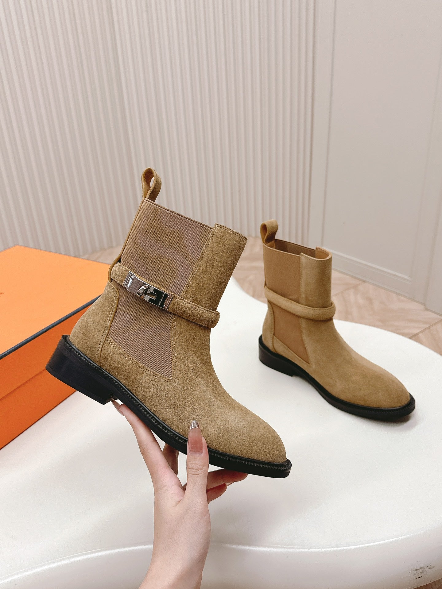 KELLY BUCKLE SHORT BOOTS IN PEANUT BROWN SUEDE - 35