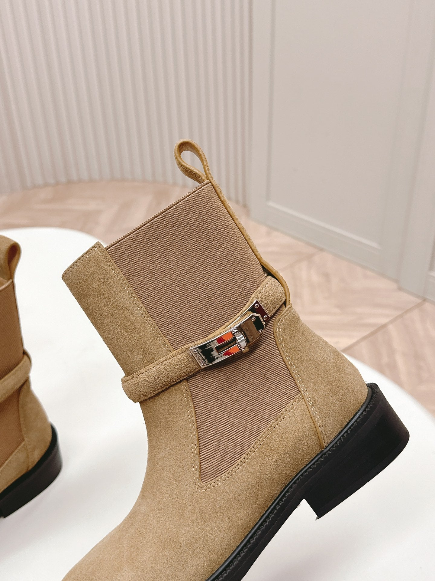 KELLY BUCKLE SHORT BOOTS IN PEANUT BROWN SUEDE - 35