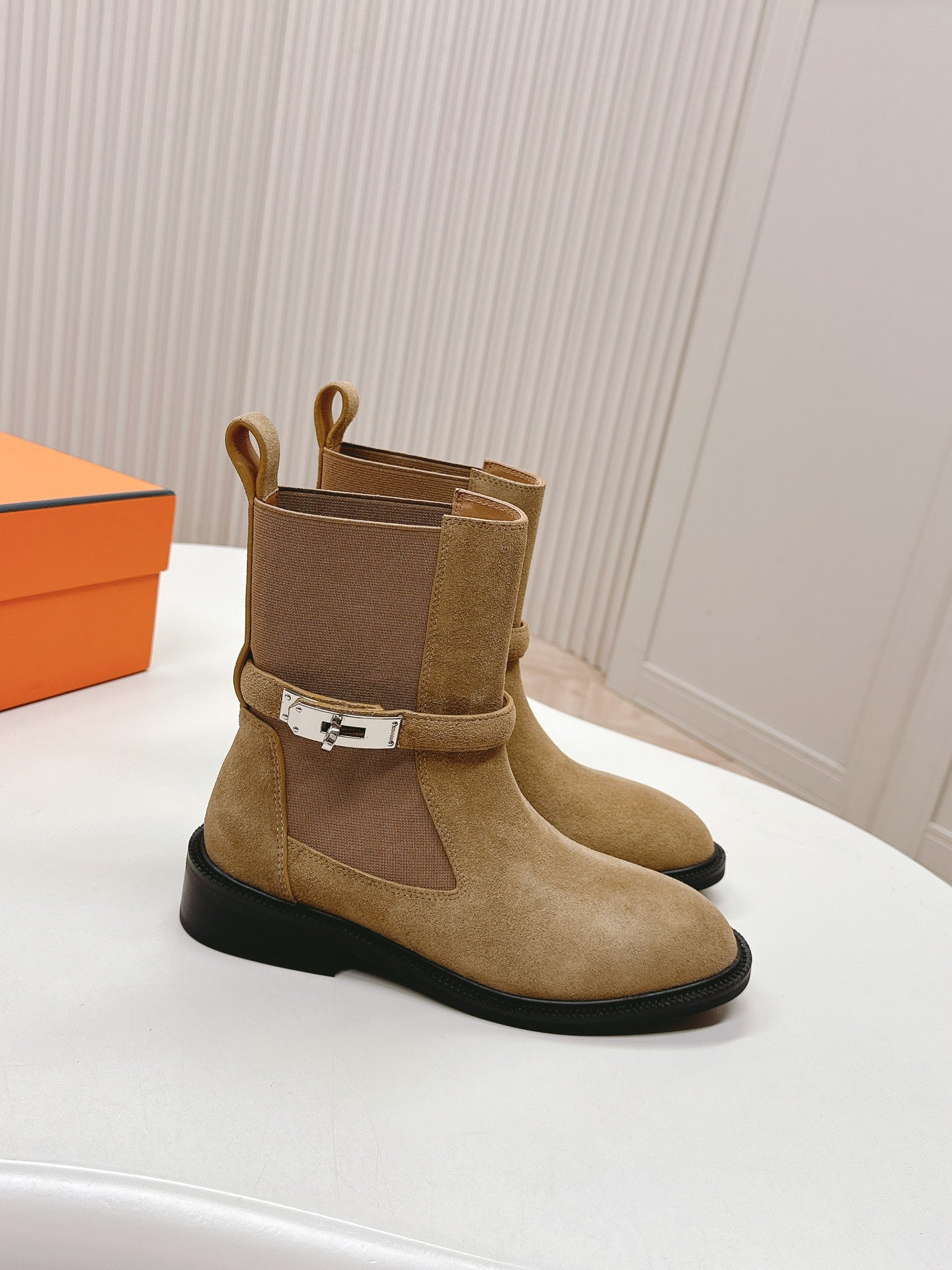 KELLY BUCKLE SHORT BOOTS IN PEANUT BROWN SUEDE - 35