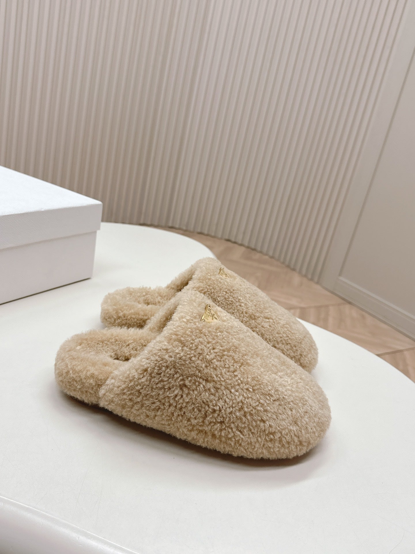 MULES ATTACHED TRIANGLE LOGO IN BEIGE SHEARLING - 35