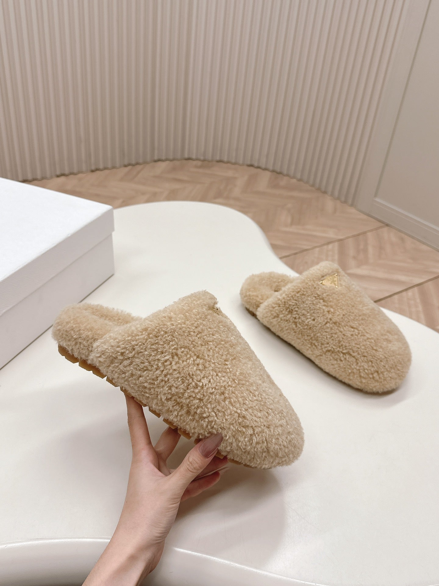 MULES ATTACHED TRIANGLE LOGO IN BEIGE SHEARLING - 35