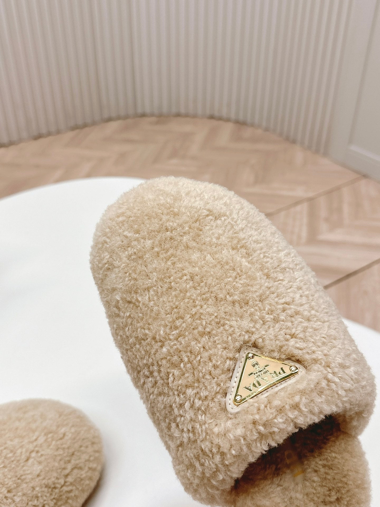 MULES ATTACHED TRIANGLE LOGO IN BEIGE SHEARLING - 35
