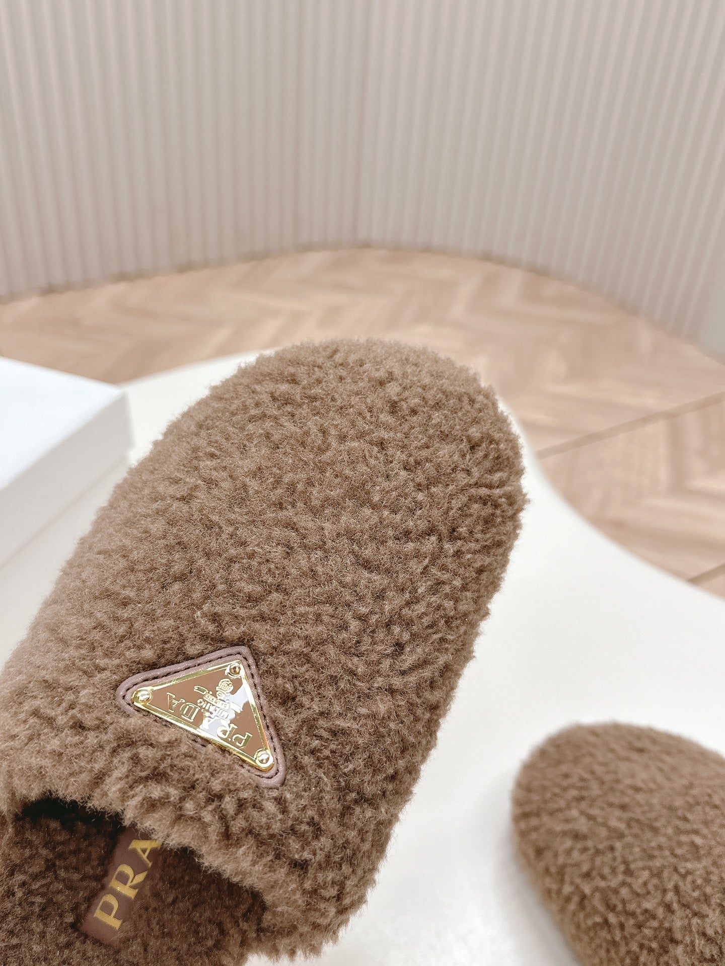 MULES ATTACHED TRIANGLE LOGO IN WOOD BROWN SHEARLING - 35