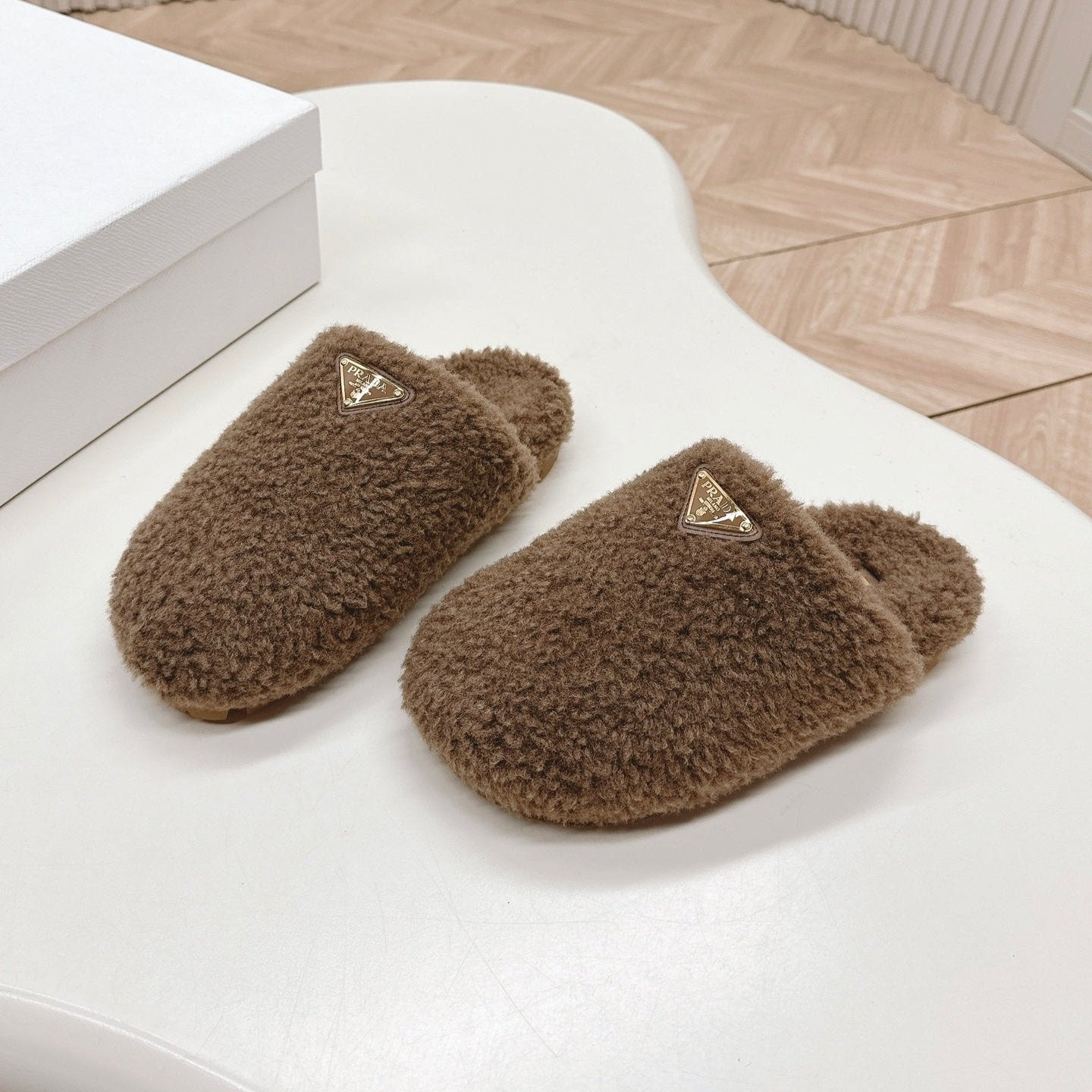 MULES ATTACHED TRIANGLE LOGO IN WOOD BROWN SHEARLING - 35