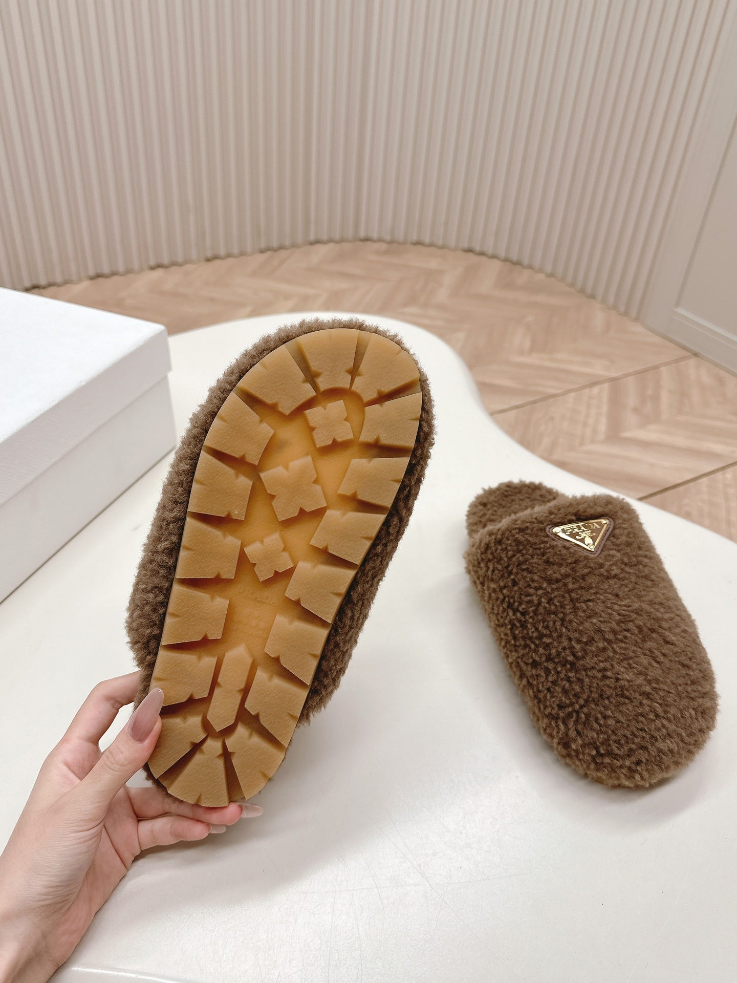 MULES ATTACHED TRIANGLE LOGO IN WOOD BROWN SHEARLING - 35