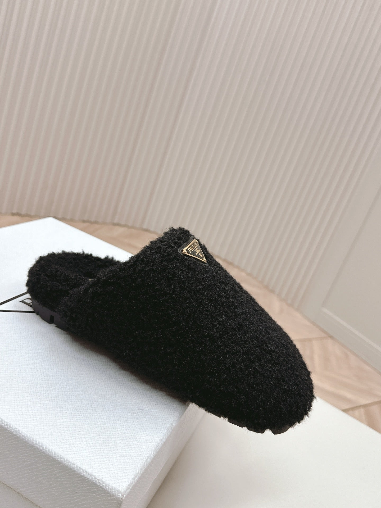 MULES ATTACHED TRIANGLE LOGO IN BLACK SHEARLING - 35