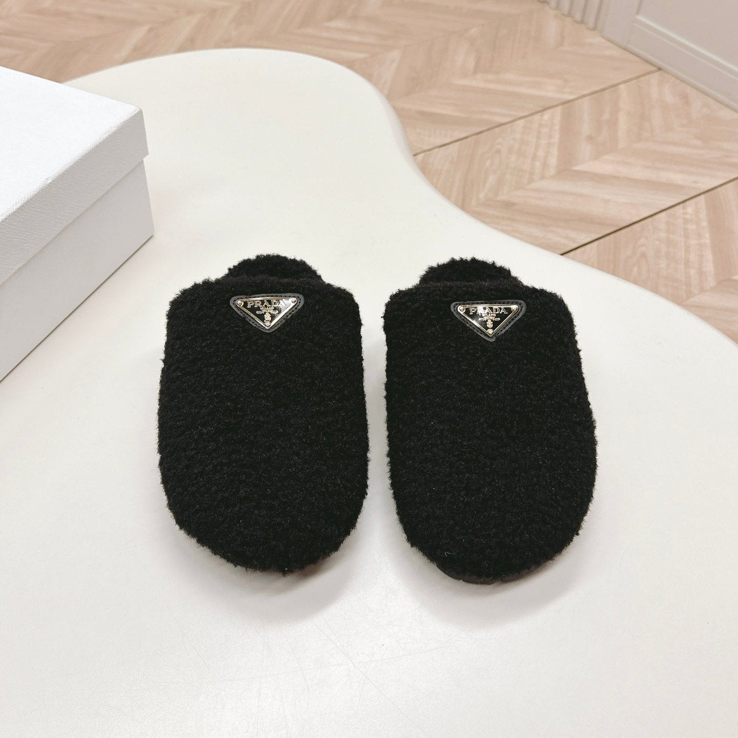 MULES ATTACHED TRIANGLE LOGO IN BLACK SHEARLING - 35