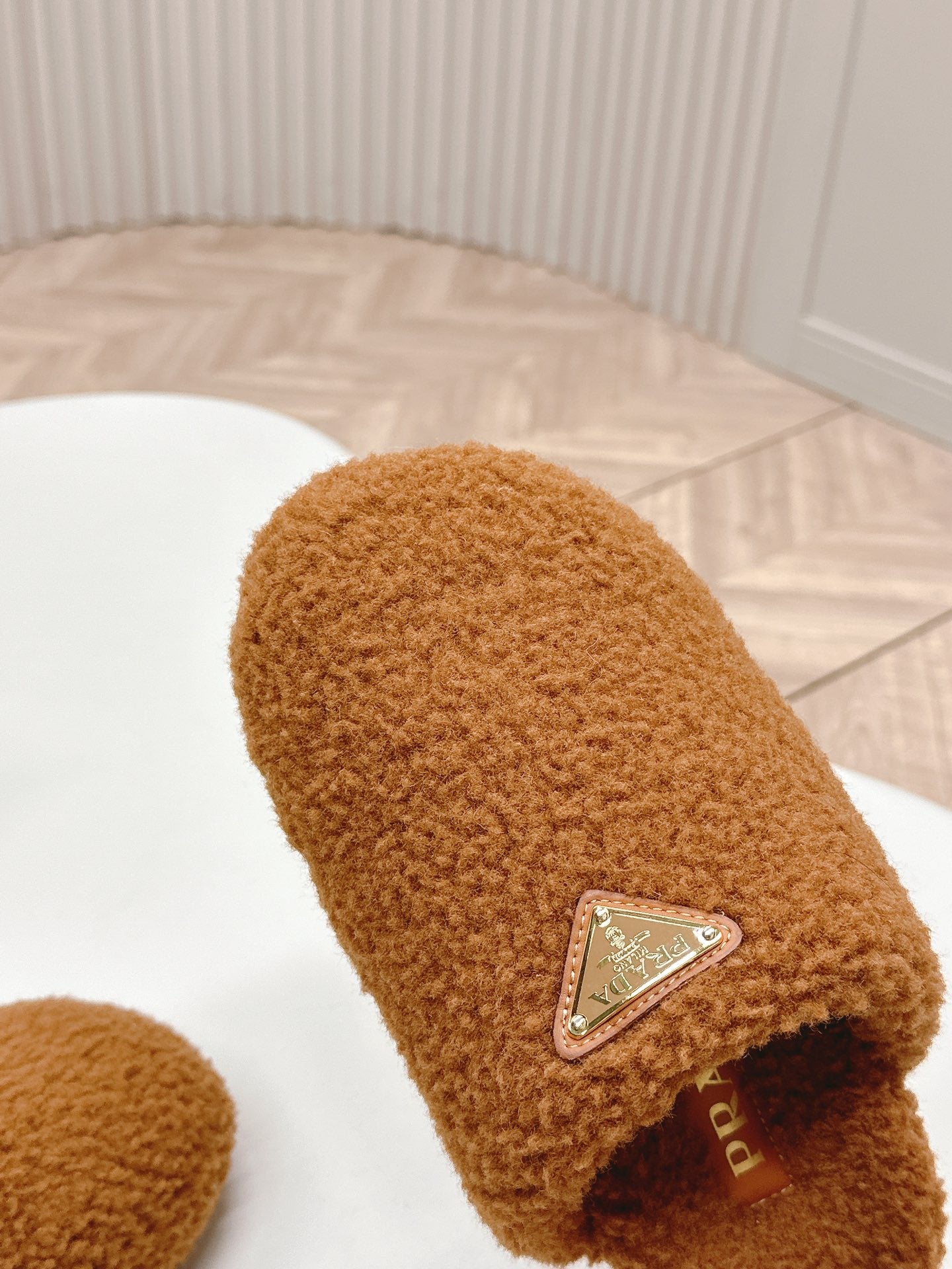 MULES ATTACHED TRIANGLE LOGO IN BRONZE BROWN SHEARLING - 35