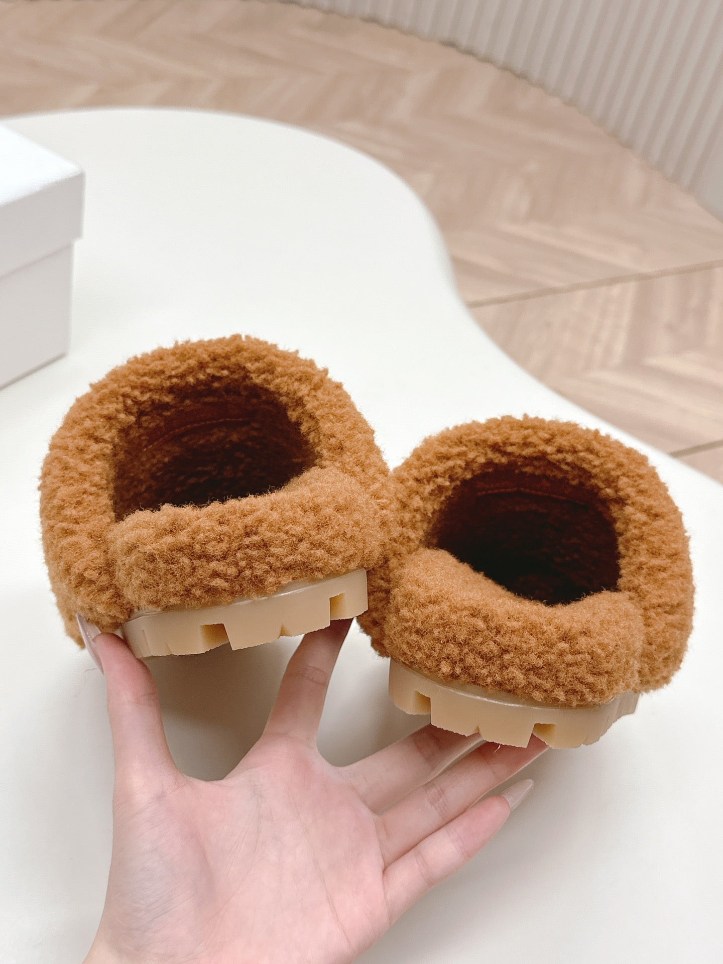 MULES ATTACHED TRIANGLE LOGO IN BRONZE BROWN SHEARLING - 35