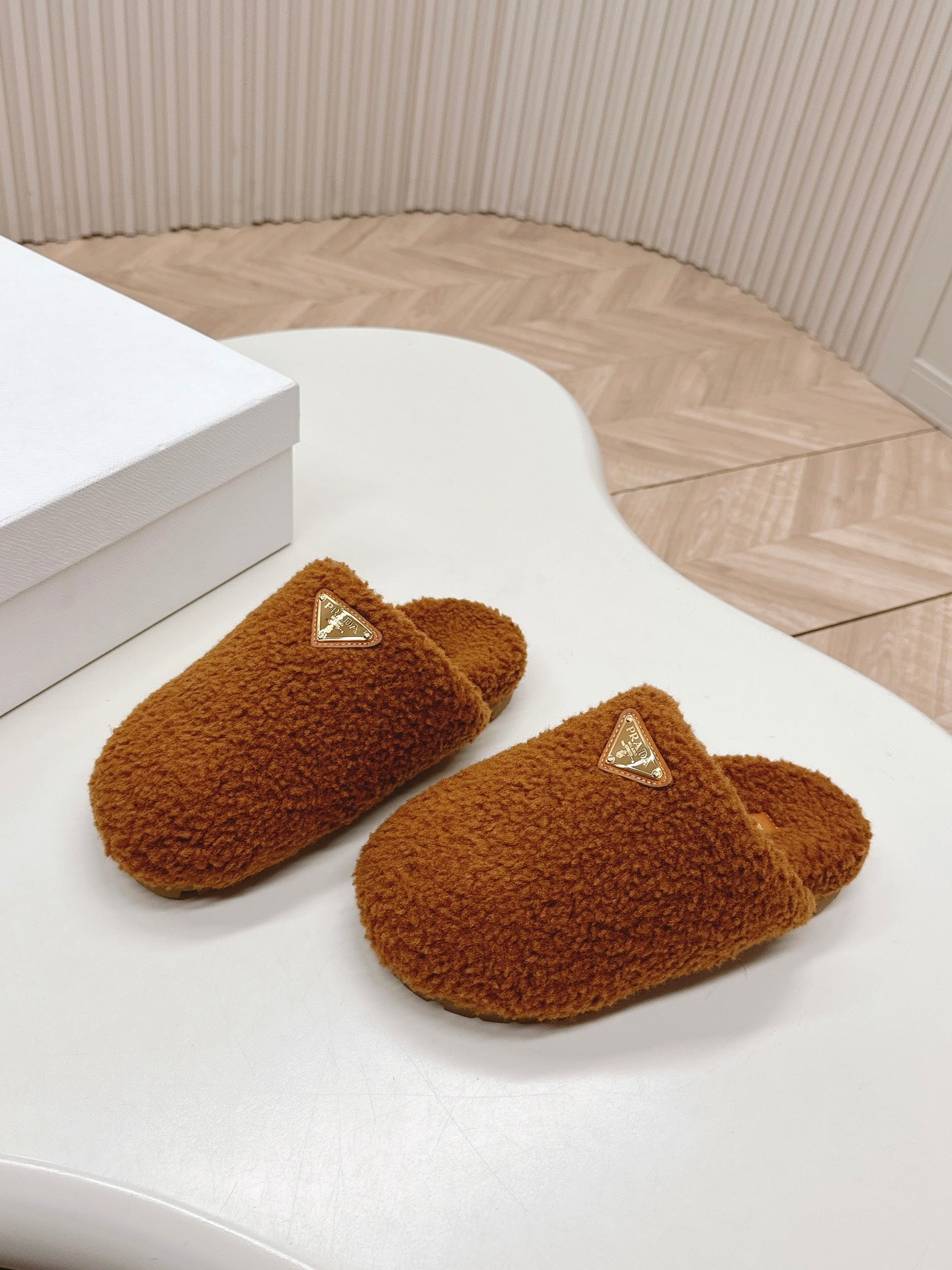 MULES ATTACHED TRIANGLE LOGO IN BRONZE BROWN SHEARLING - 35