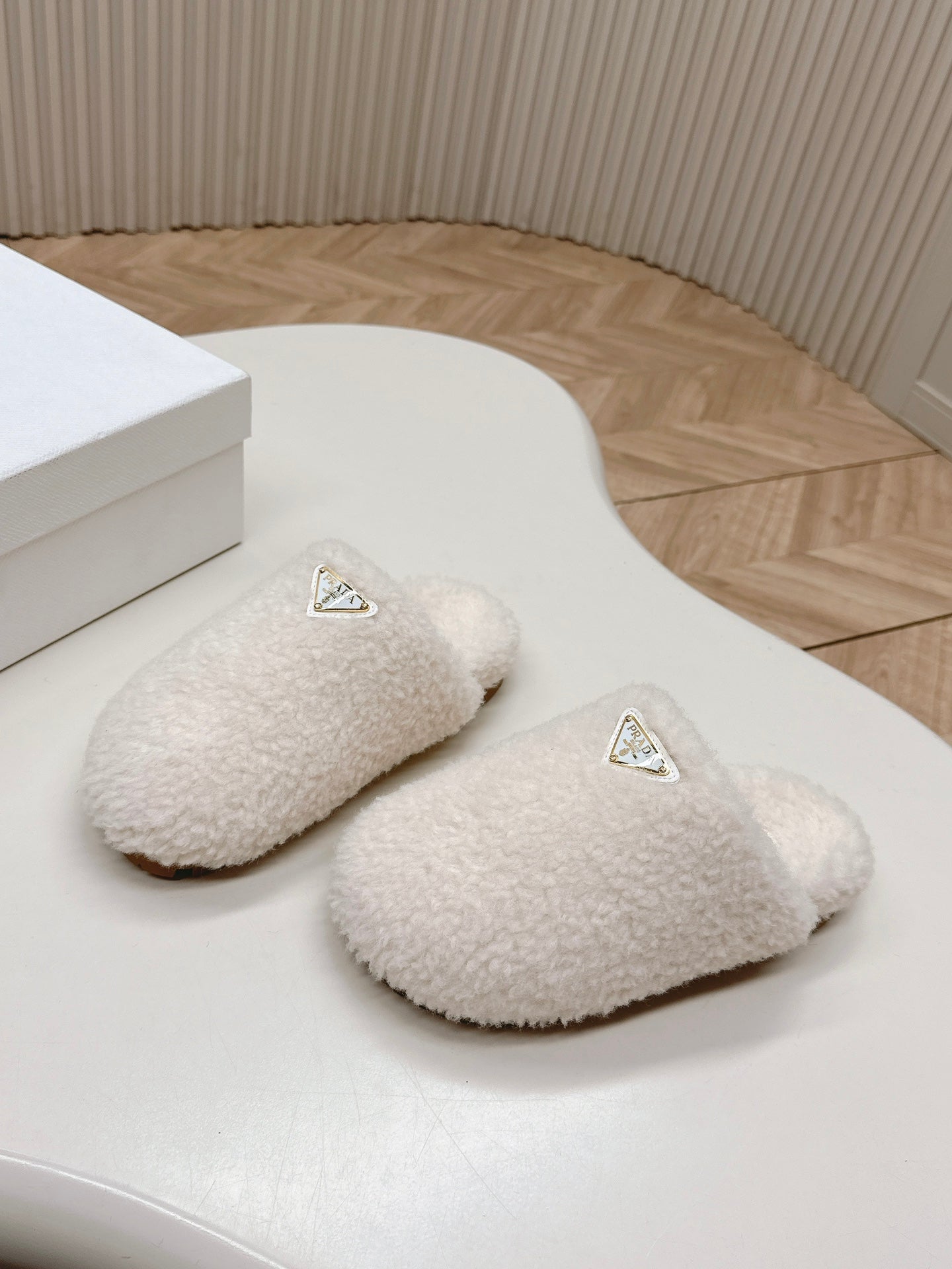 MULES ATTACHED TRIANGLE LOGO IN WHITE SHEARLING - 35
