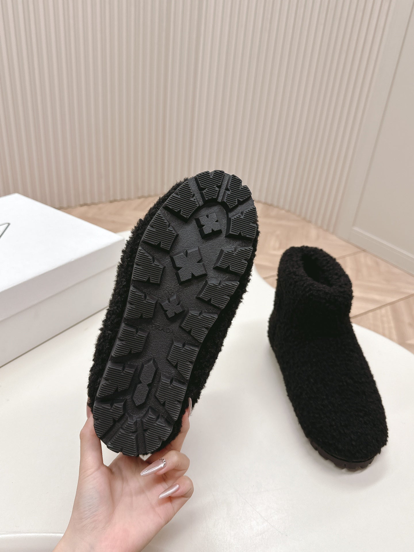 SNOW ANKLE BOOTS IN BLACK SHEARLING - 35