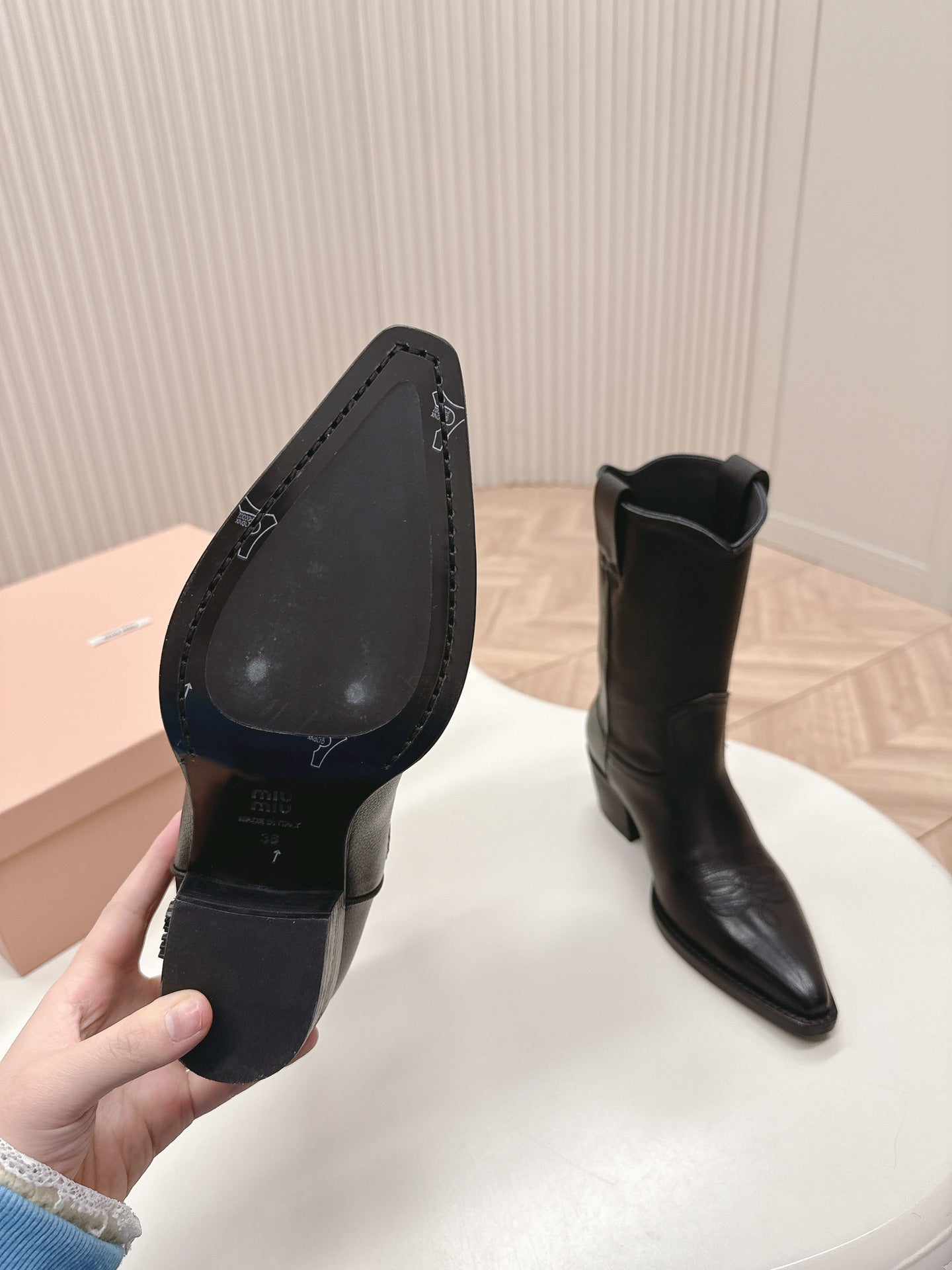 POINTED TOE BOOTS IN BLACK CALFSKIN - 35