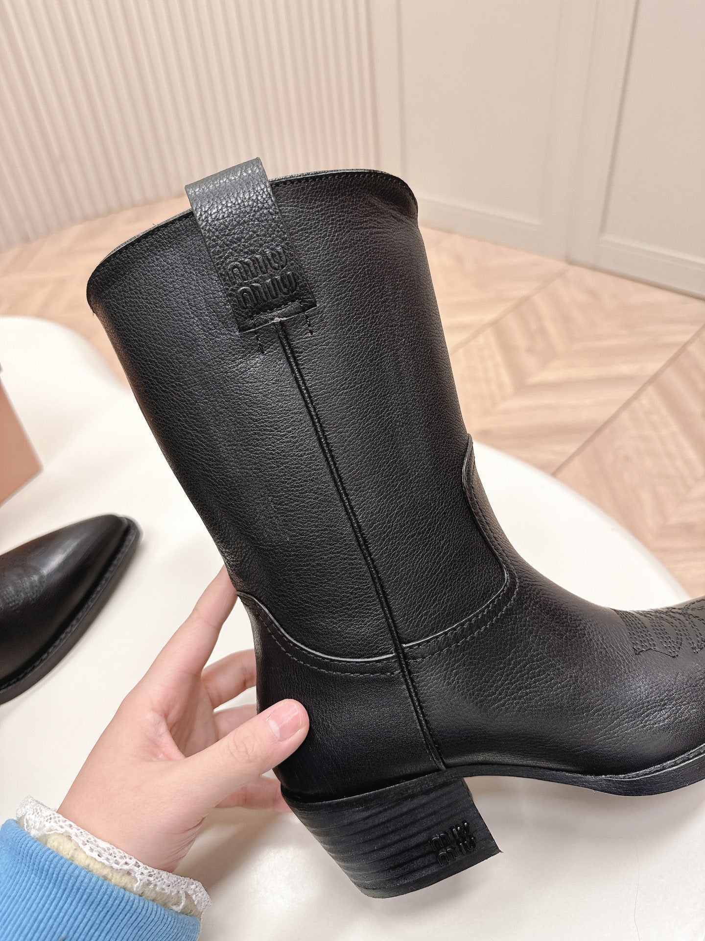 POINTED TOE BOOTS IN BLACK CALFSKIN - 35