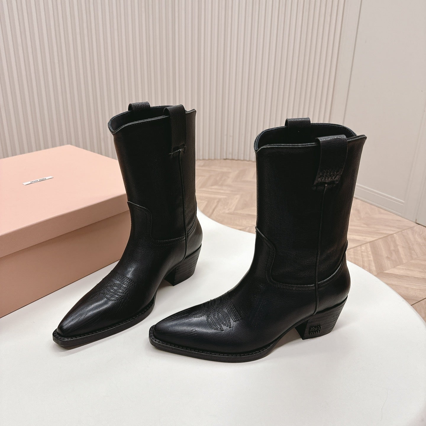 POINTED TOE BOOTS IN BLACK CALFSKIN - 35