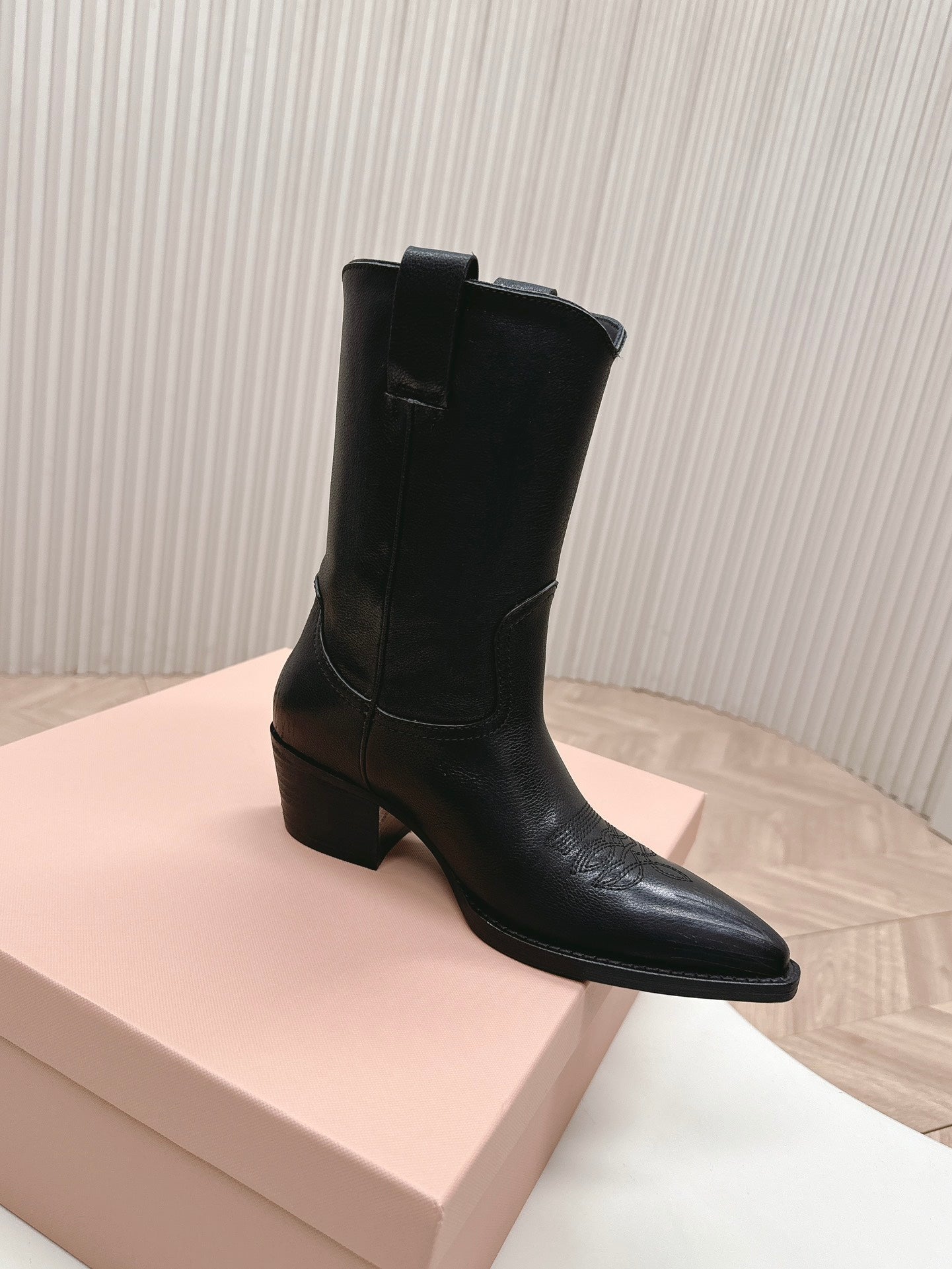POINTED TOE BOOTS IN BLACK CALFSKIN - 35