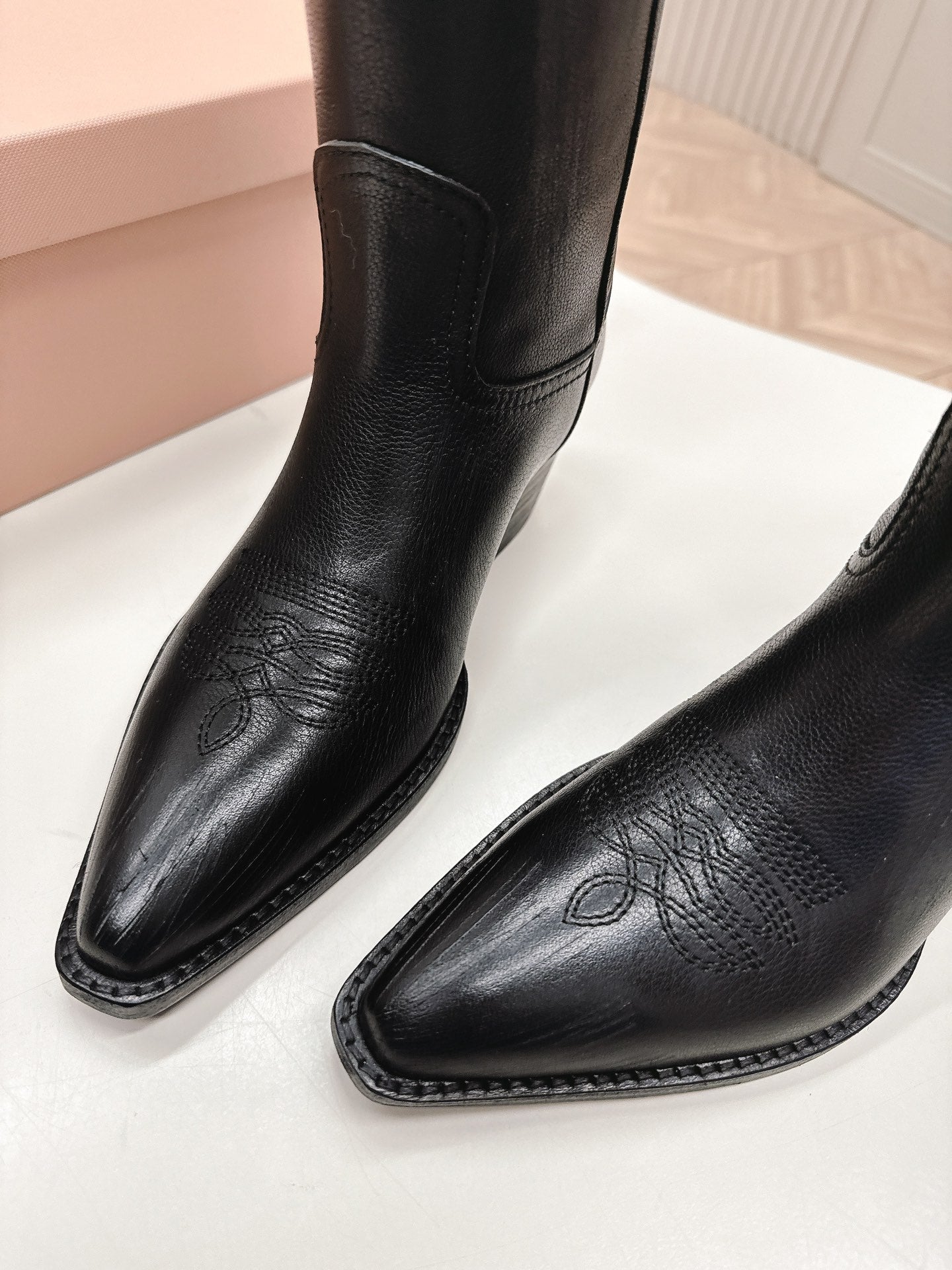 POINTED TOE BOOTS IN BLACK CALFSKIN - 35