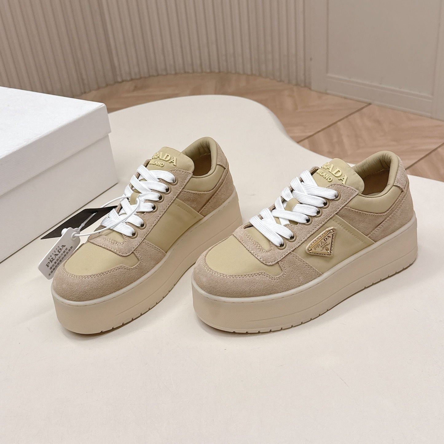 Кросівки PRADA 26S PLATFORM SNEAKERS на платформі 50 мм з бежевої замші