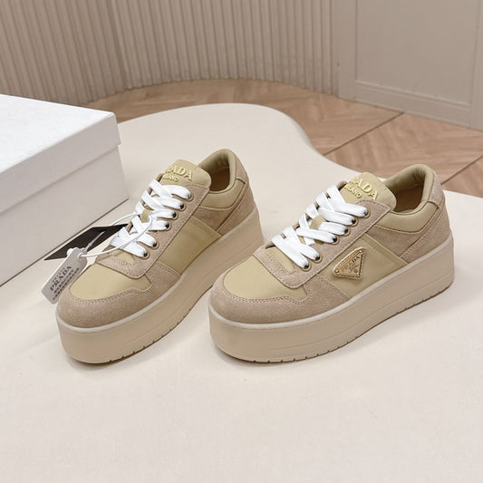 Кросівки PRADA 26S PLATFORM SNEAKERS на платформі 50 мм з бежевої замші