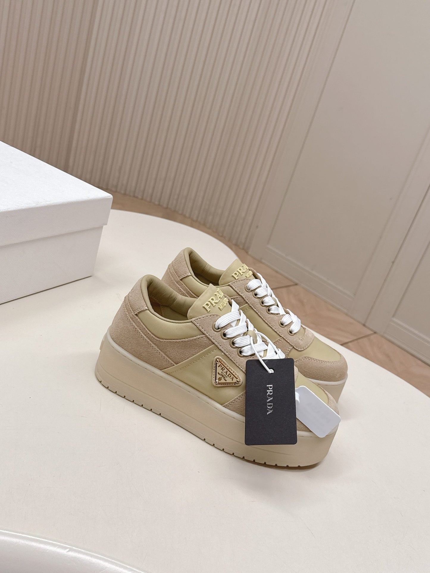 Кросівки PRADA 26S PLATFORM SNEAKERS на платформі 50 мм з бежевої замші