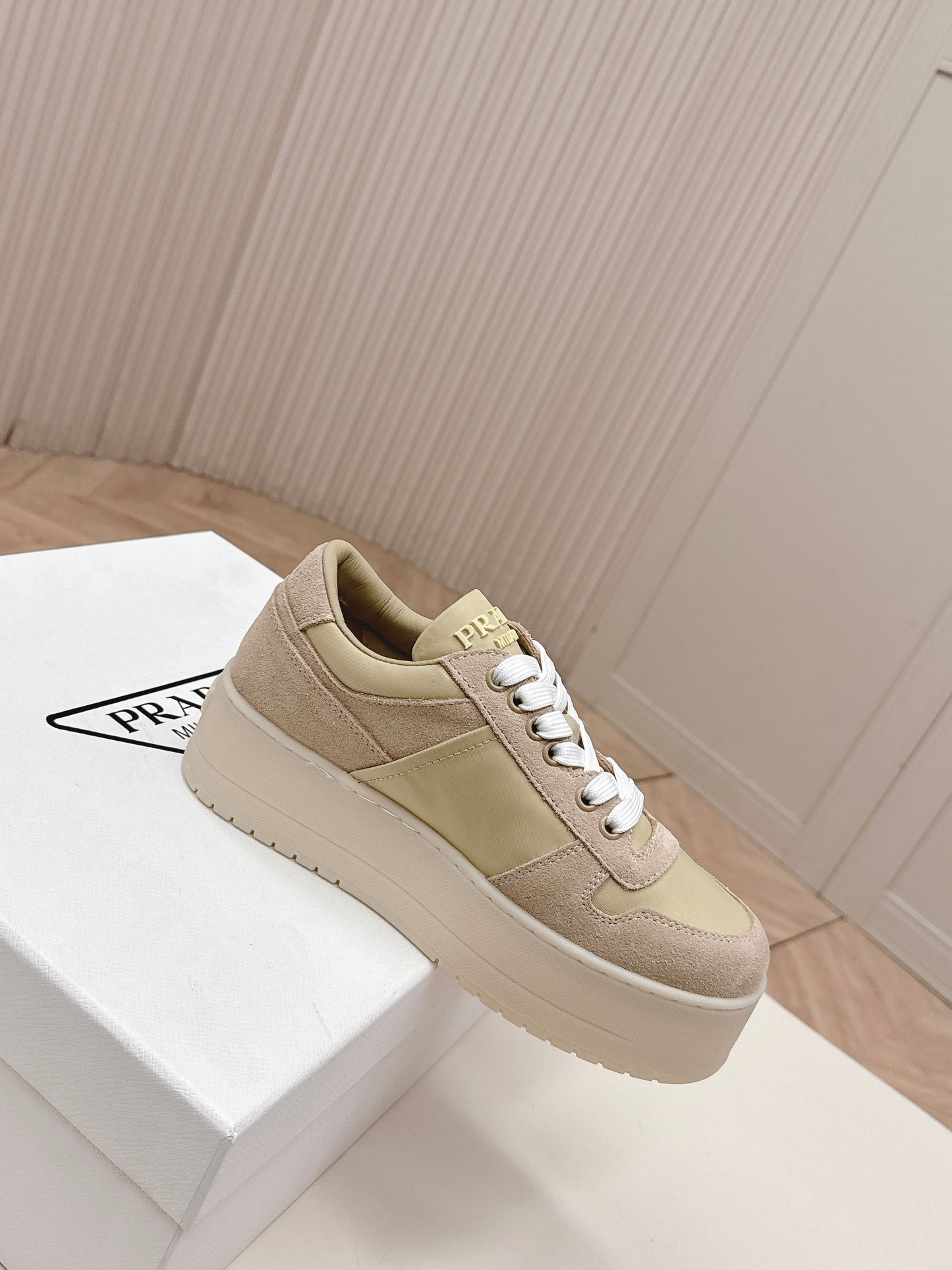 Кросівки PRADA 26S PLATFORM SNEAKERS на платформі 50 мм з бежевої замші