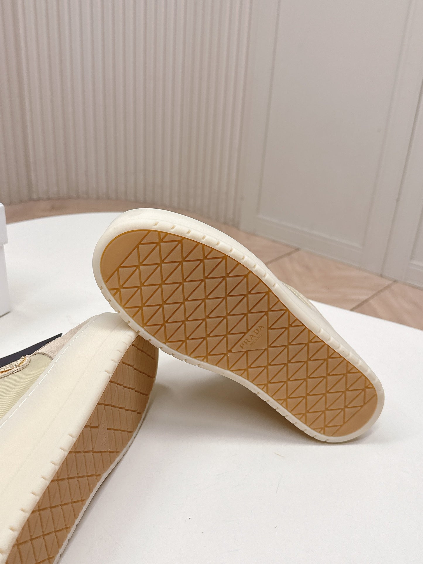 Кросівки PRADA 26S PLATFORM SNEAKERS на платформі 50 мм з бежевої замші
