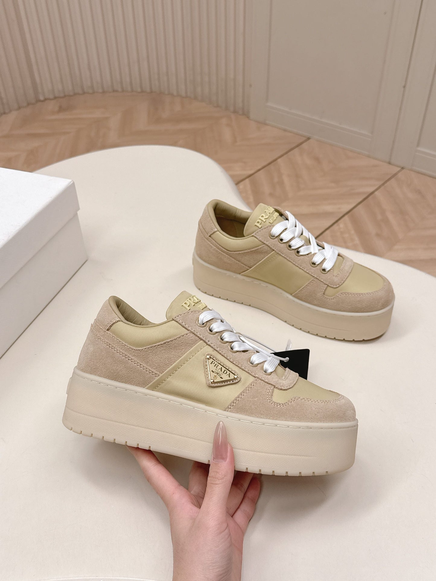 Кросівки PRADA 26S PLATFORM SNEAKERS на платформі 50 мм з бежевої замші