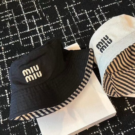 MM CLASSIC REVERSIBLE BUCKET HAT IN LIGHT BEIGE AND BLACK FABRIC - Black