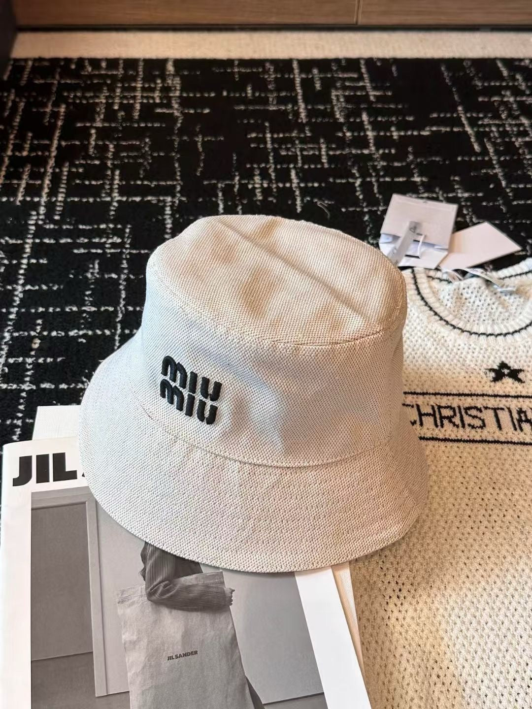 MM CLASSIC REVERSIBLE BUCKET HAT IN LIGHT BEIGE AND BLACK FABRIC - Black