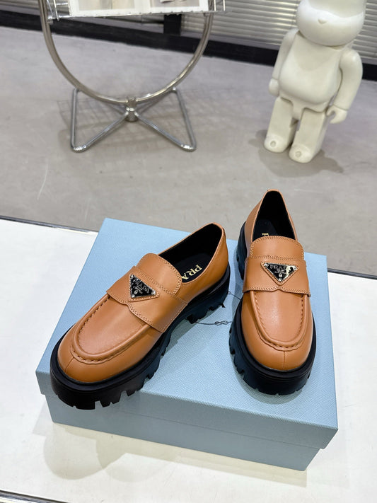 Лофери PRADA 25S НА ТОВСТІЙ ПІДОШВІ 60 ММ ІЗ ТЕЛЯЧОЇ ШКІРИ КОНЬЯЧНО-КОРИЧНЕВОГО КОЛЬОРУ - 35
