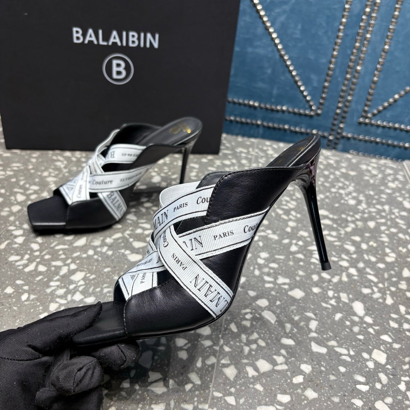 БОСОНІЖКИ BALMAIN 26S НА ВИСОКИХ ПІДБОРАХ 95 ММ З ЧОРНОЇ ТЕЛЯЧОЇ ШКІРИ ТА БІЛОГО ТЕКСТИЛЮ