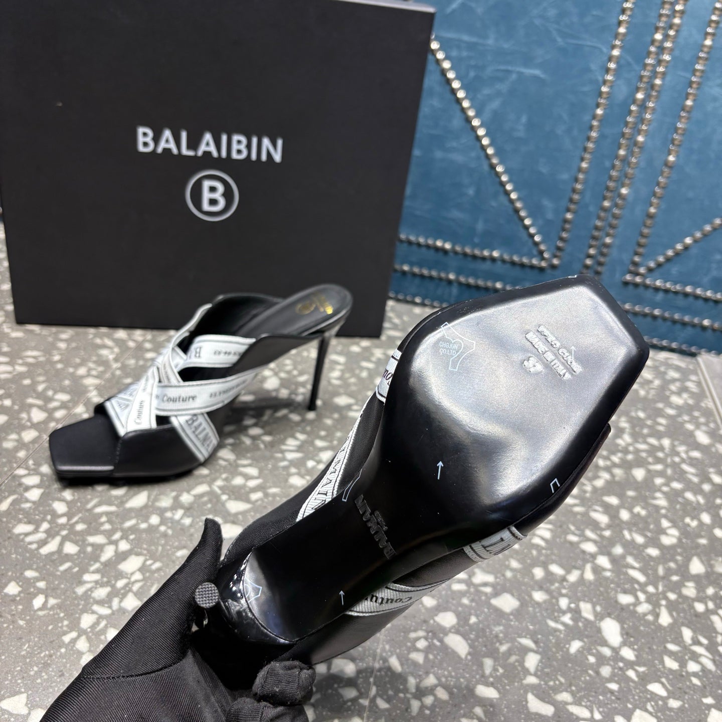 БОСОНІЖКИ BALMAIN 26S НА ВИСОКИХ ПІДБОРАХ 95 ММ З ЧОРНОЇ ТЕЛЯЧОЇ ШКІРИ ТА БІЛОГО ТЕКСТИЛЮ