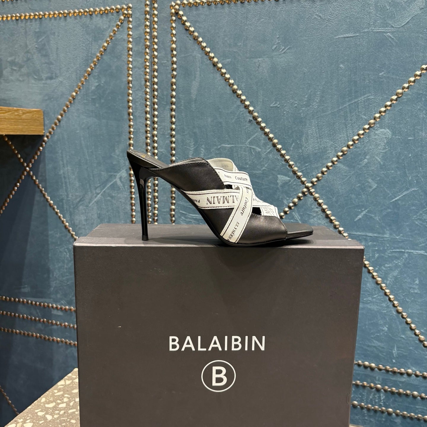 БОСОНІЖКИ BALMAIN 26S НА ВИСОКИХ ПІДБОРАХ 95 ММ З ЧОРНОЇ ТЕЛЯЧОЇ ШКІРИ ТА БІЛОГО ТЕКСТИЛЮ