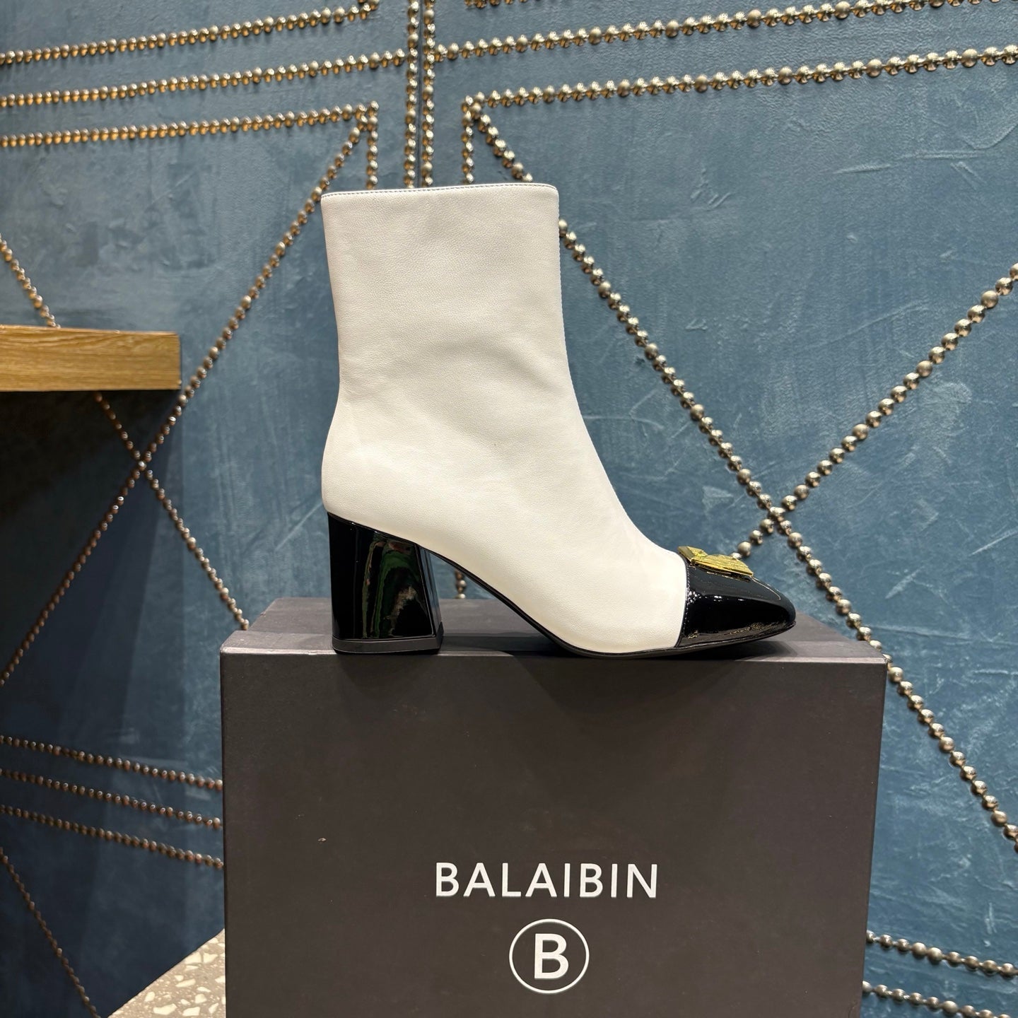 ЧЕРЕВИКИ BALMAIN 26S 65 ММ З БІЛОЇ ТА ЧОРНОЇ ТЕЛЯЧОЇ ШКІРИ