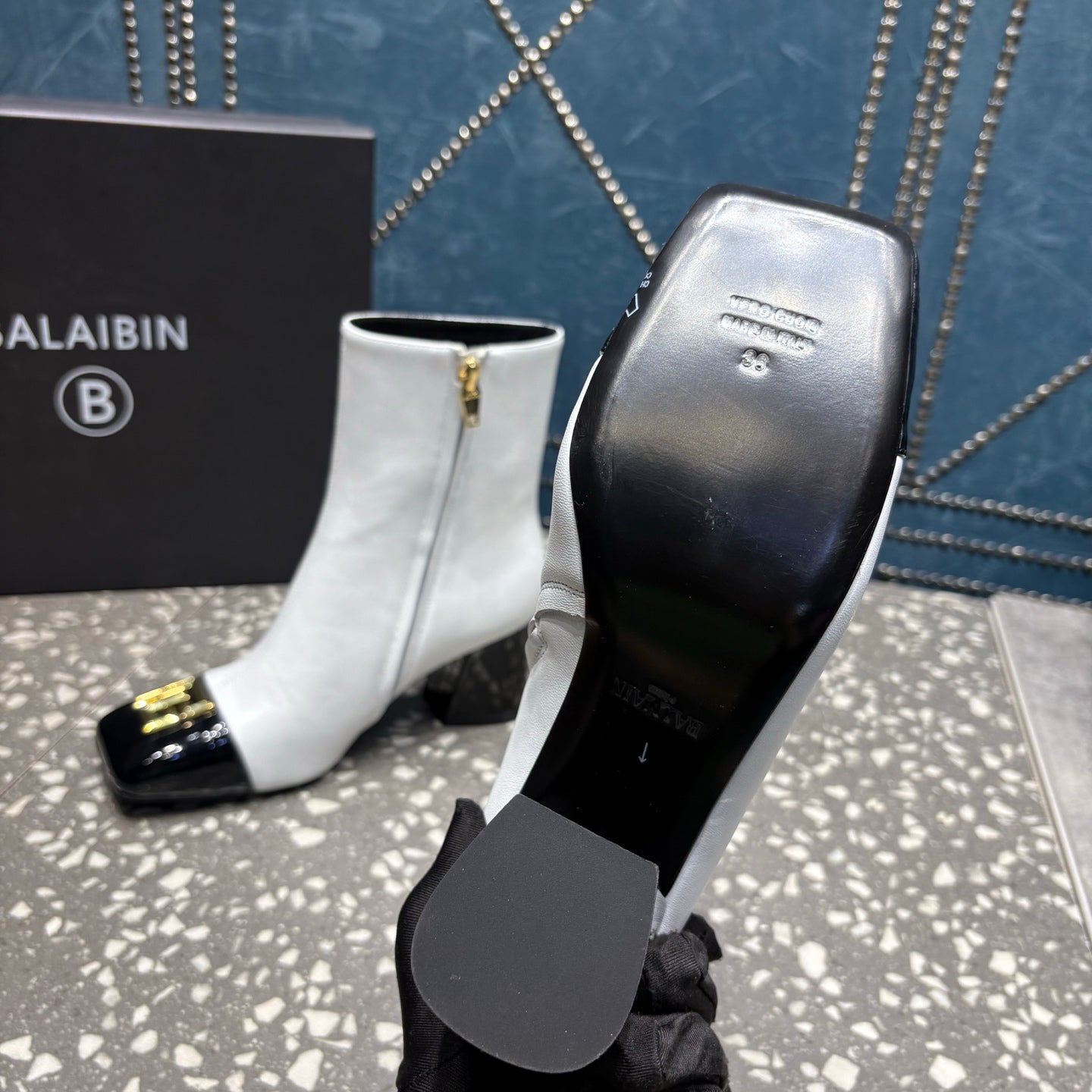 ЧЕРЕВИКИ BALMAIN 26S 65 ММ З БІЛОЇ ТА ЧОРНОЇ ТЕЛЯЧОЇ ШКІРИ