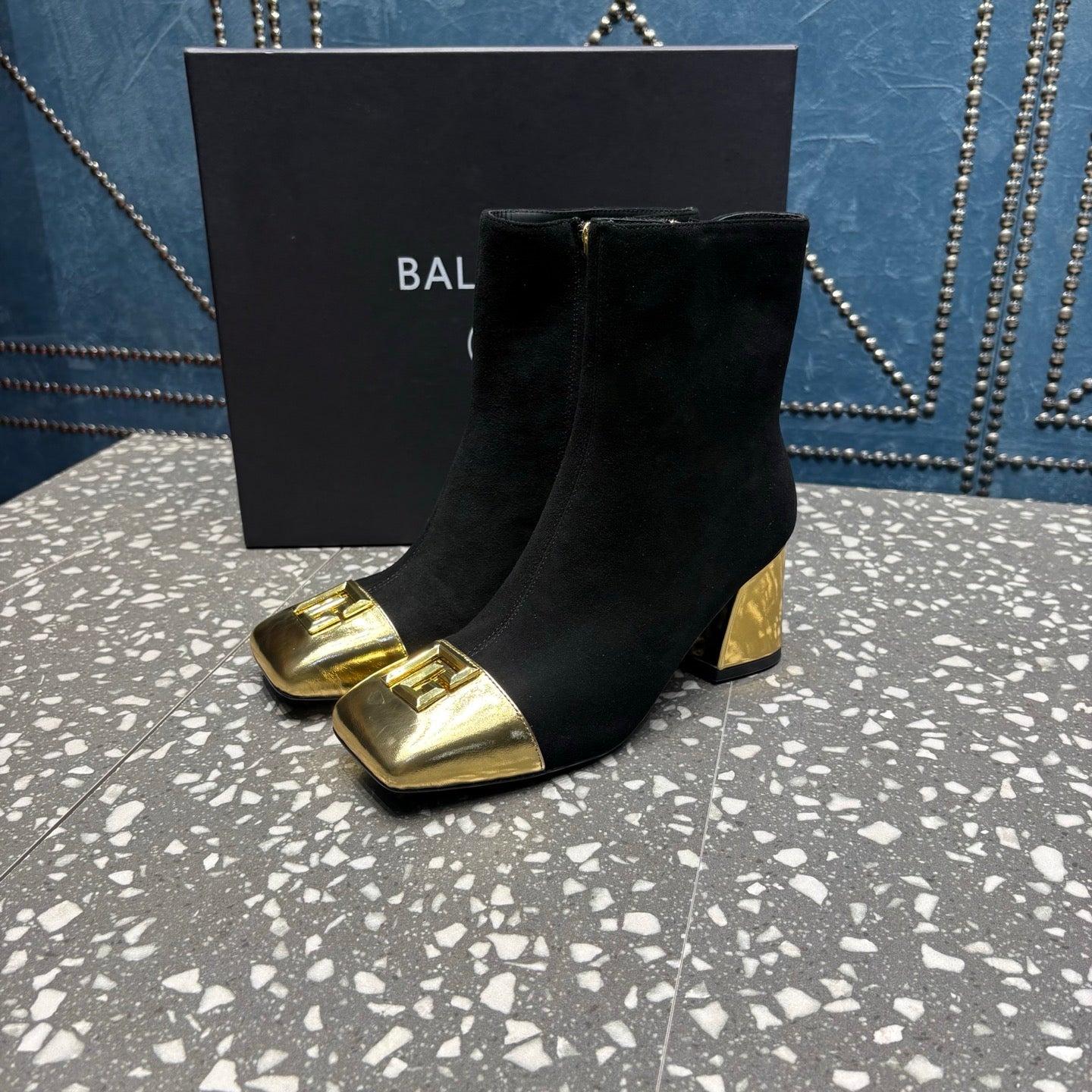ЧОБОТИ BALMAIN 26S 65 ММ З ЧОРНОЇ ЗАМШІ ТА ЗОЛОТОЇ ТЕЛЯЧОЇ ШКІРИ