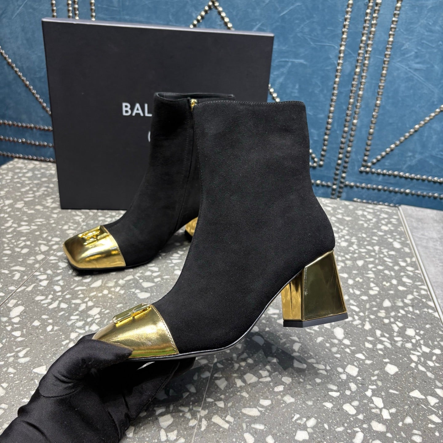 ЧОБОТИ BALMAIN 26S 65 ММ З ЧОРНОЇ ЗАМШІ ТА ЗОЛОТОЇ ТЕЛЯЧОЇ ШКІРИ