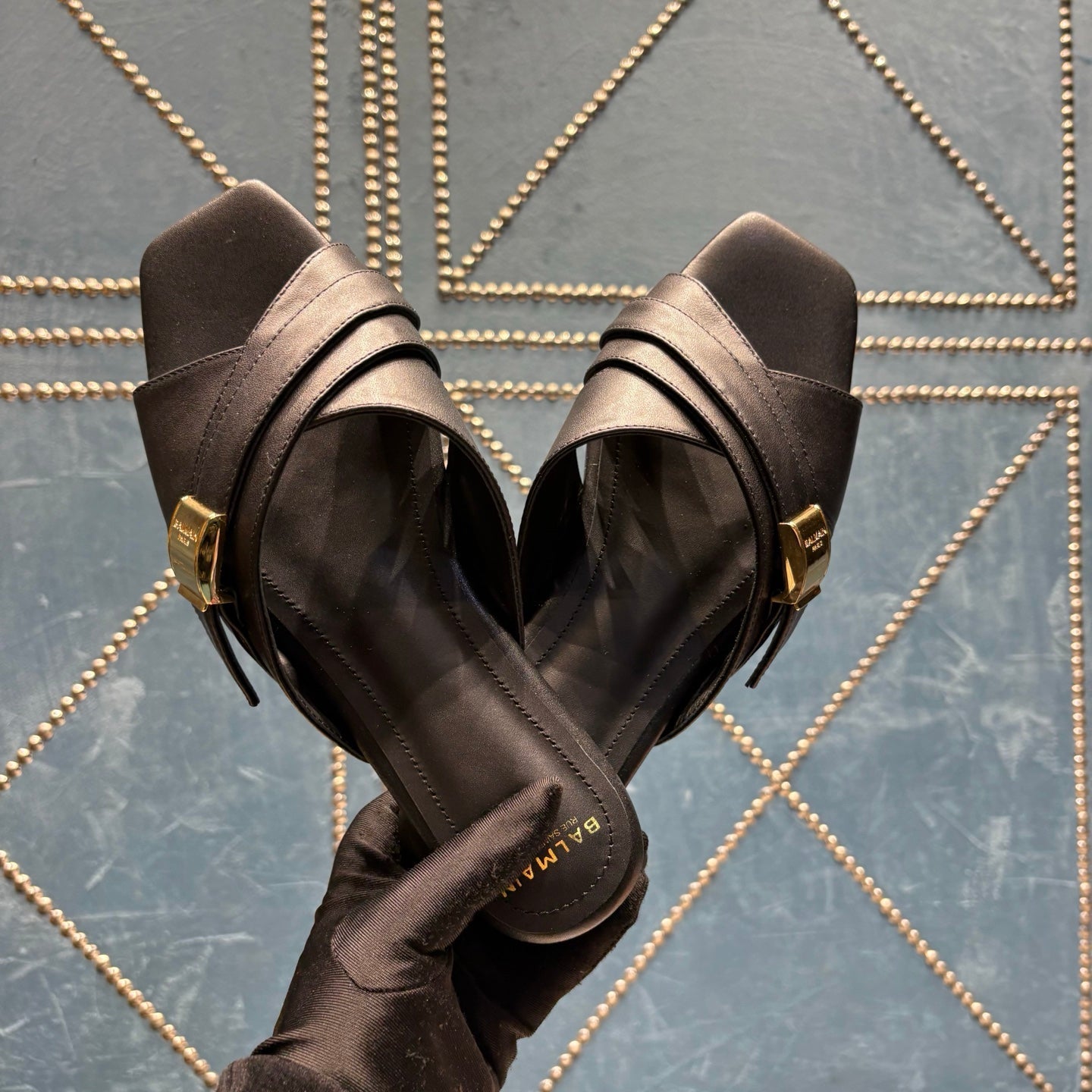 ШЛЬОПАНЦІ BALMAIN 26S З ПЕРЕХРЕСНИМИ РЕМІНЦЯМИ З ЧОРНОЇ ТЕЛЯЧОЇ ШКІРИ