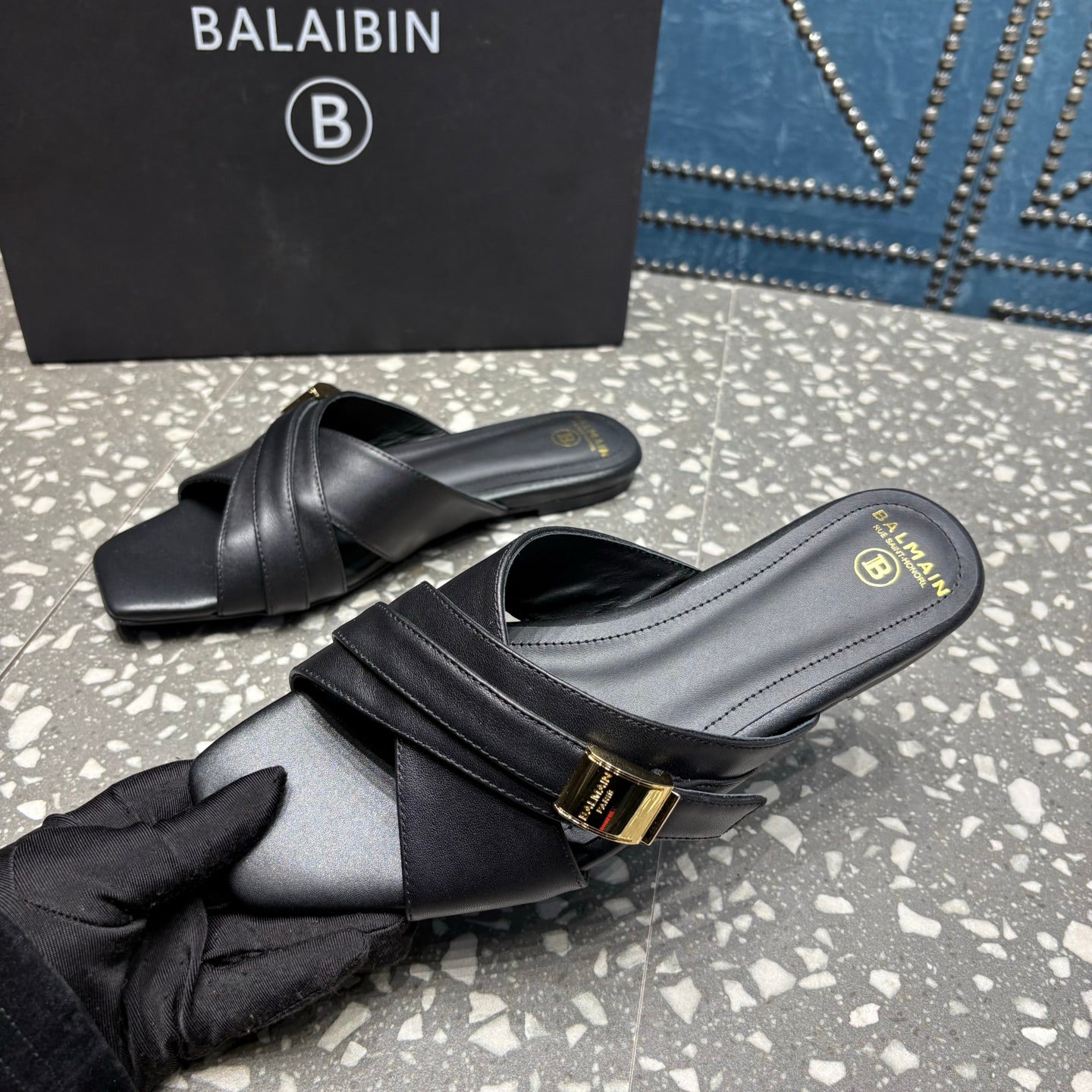 ШЛЬОПАНЦІ BALMAIN 26S З ПЕРЕХРЕСНИМИ РЕМІНЦЯМИ З ЧОРНОЇ ТЕЛЯЧОЇ ШКІРИ